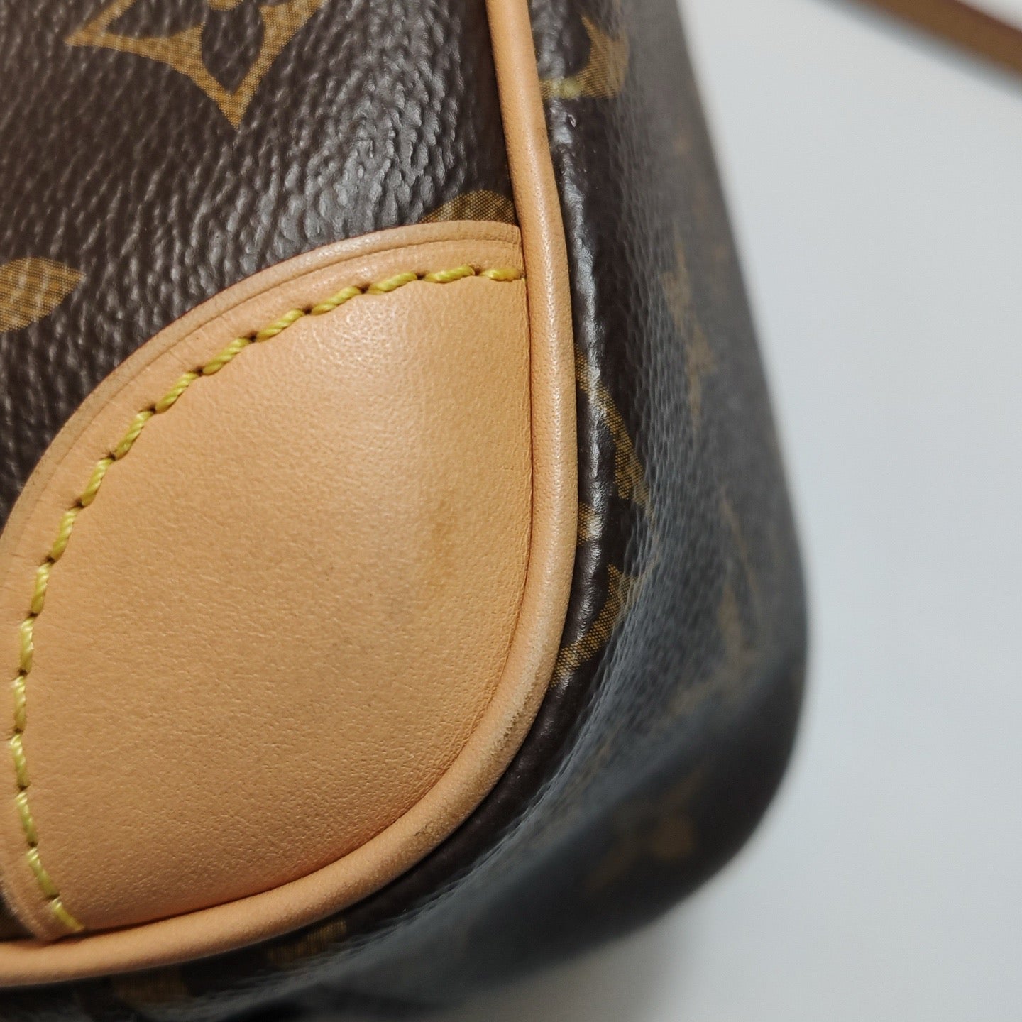 Louis Vuitton - Monogram Camera Bag - Monogram coated canvas with Vachetta leather trim - Brown - (small)