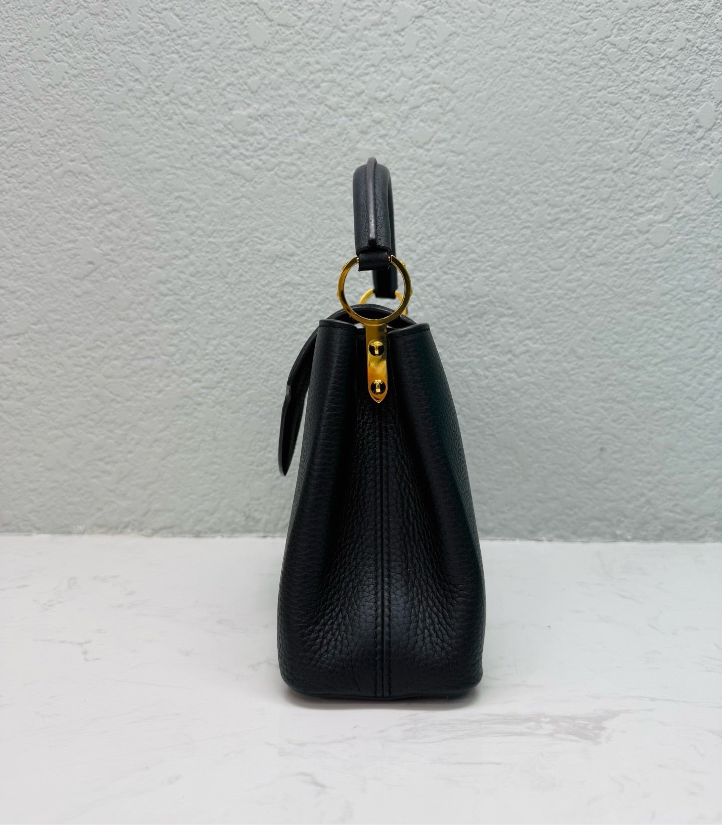 Louis Vuitton - Capucines BB - Grained Cowhide Leather - Black with Gold-Tone Hardware - (Small)