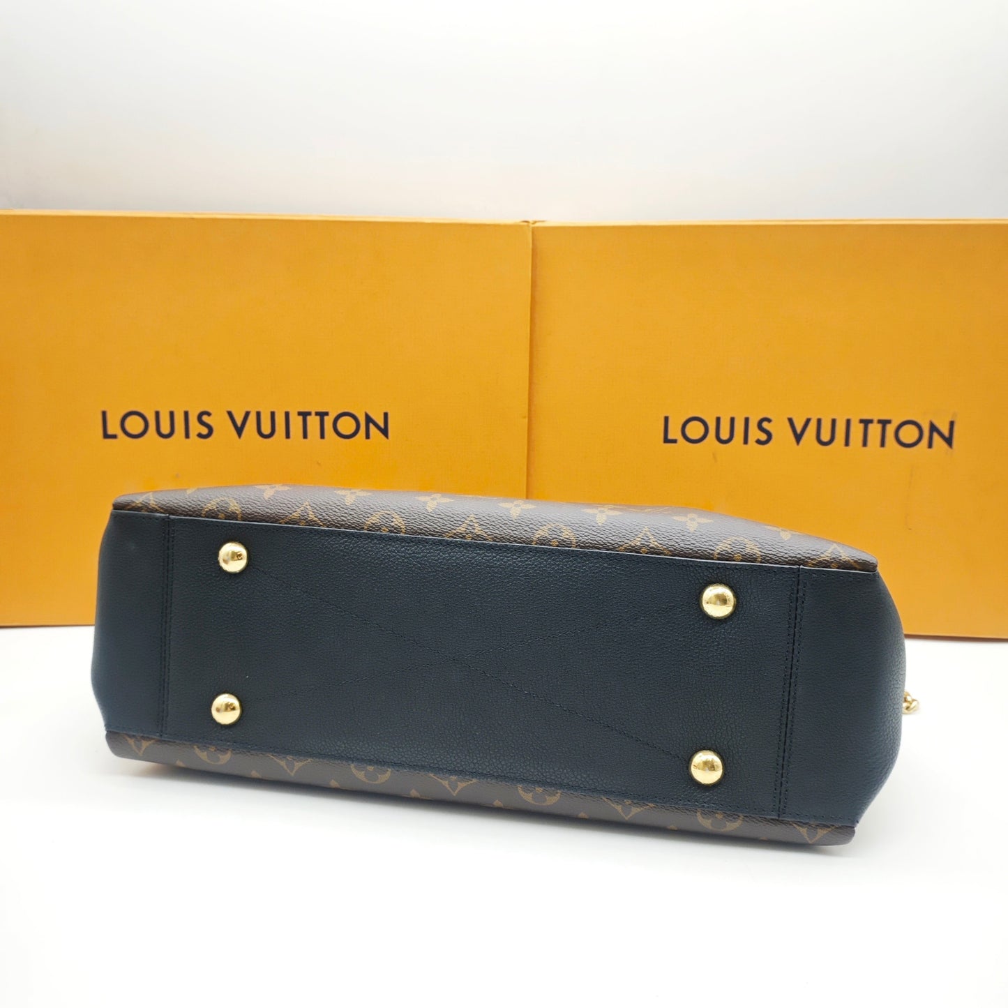 Louis Vuitton - Surene Medium - Monogram coated canvas with grained leather trim - Brown and Black with Gold-tone hardware - (Medium)