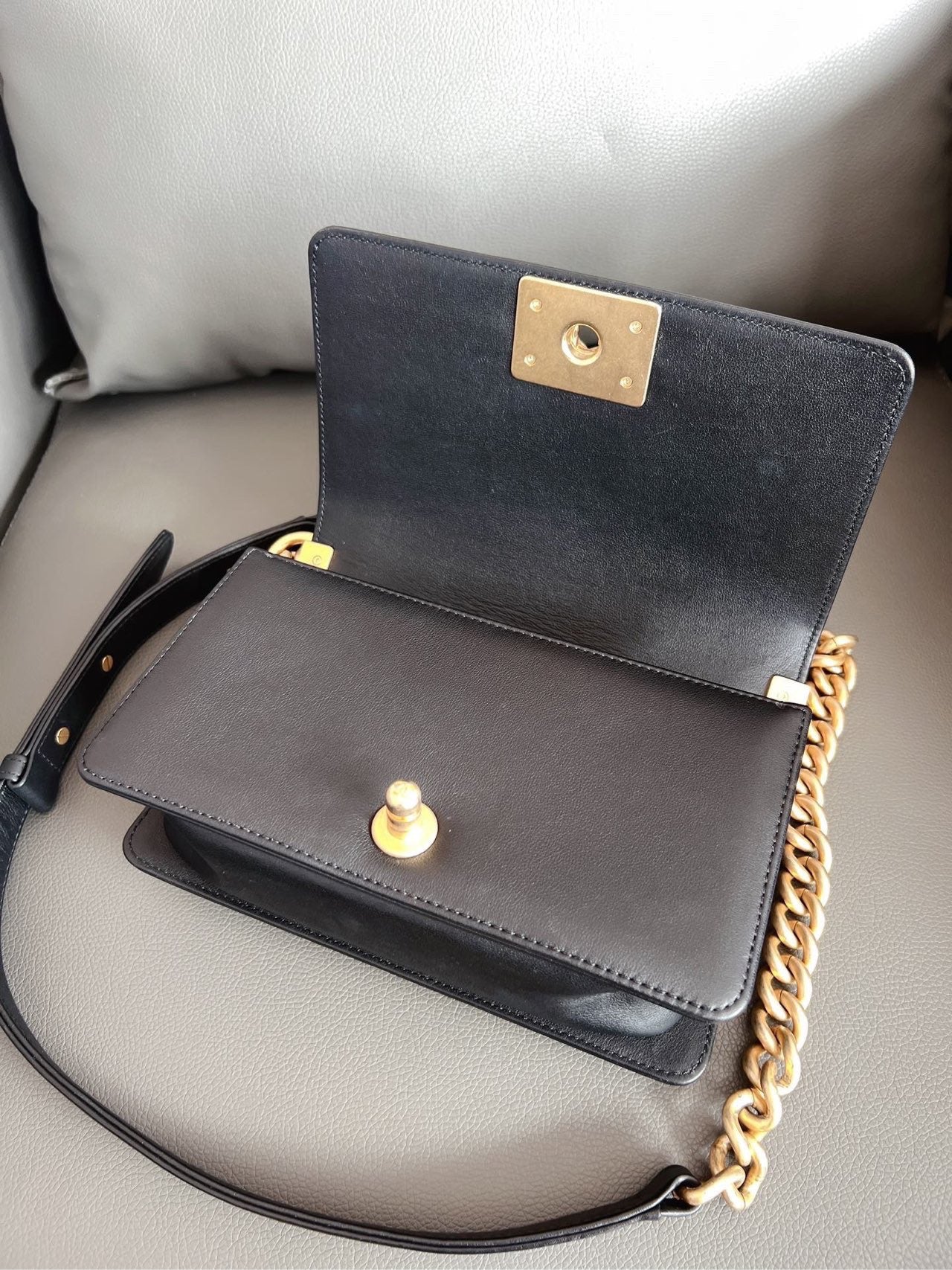Chanel - Boy Bag - Cowhide leather - Black - (Small)