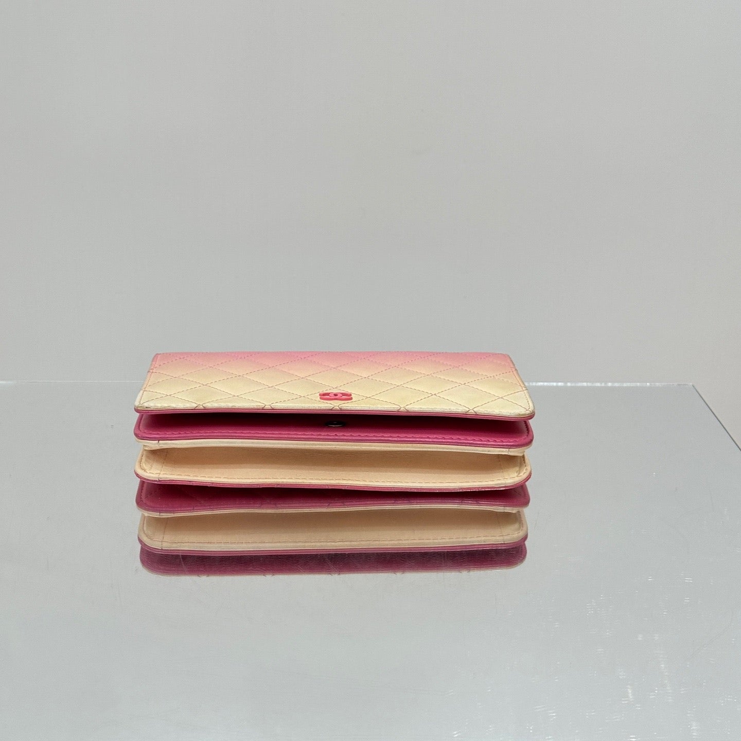Chanel - Wallet on Chain (WOC) - Lambskin leather - Gradient Pink and Cream - (mini)