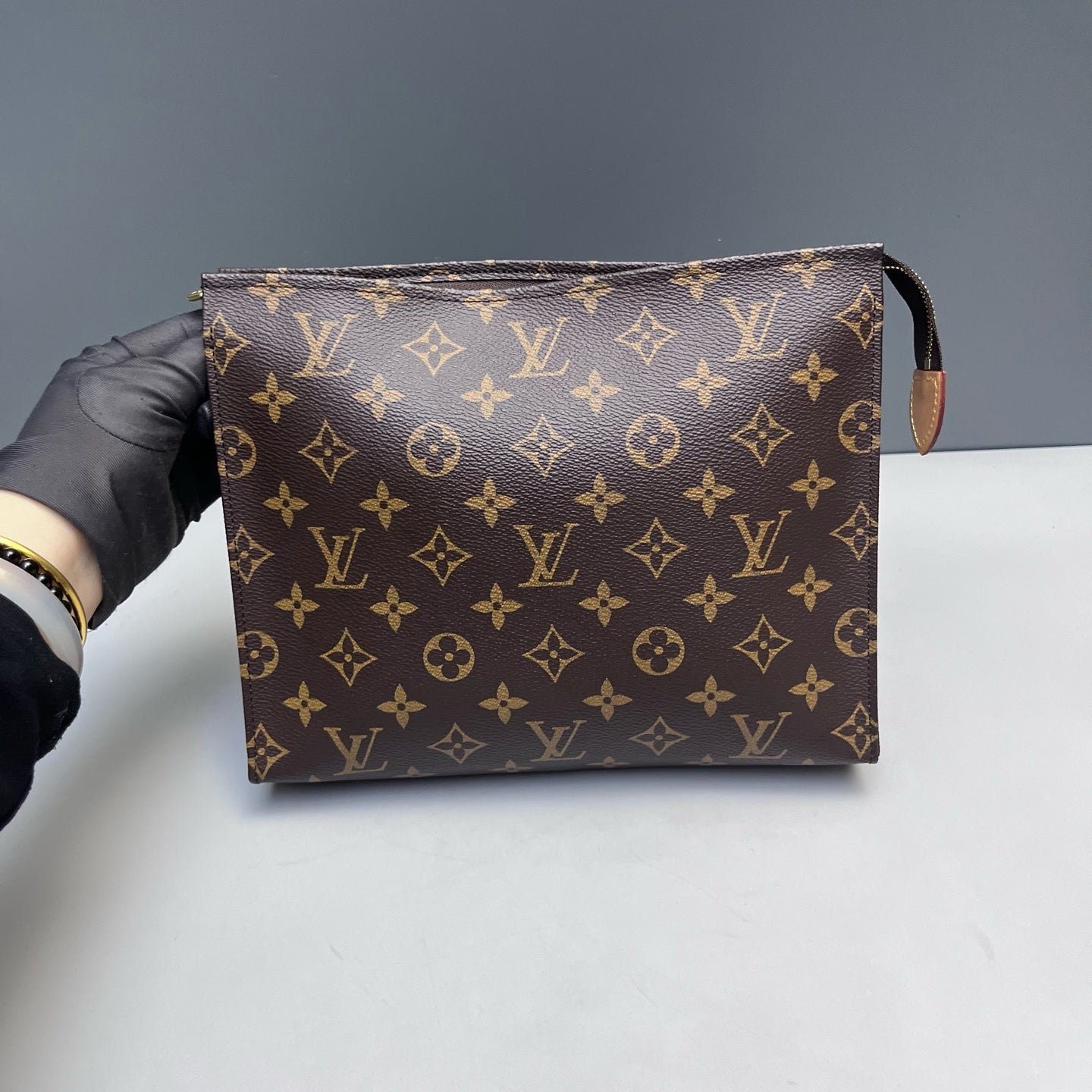 Louis Vuitton - Monogram Toiletry Pouch 26 - Monogram coated canvas with vachetta leather accents - Brown - (medium)
