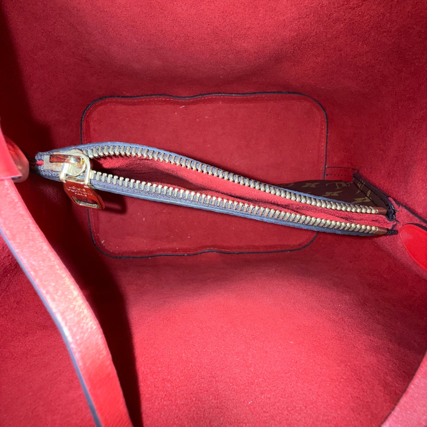 Louis Vuitton - NeoNoe MM - Monogram coated canvas with leather trim - Brown and Red - (medium)
