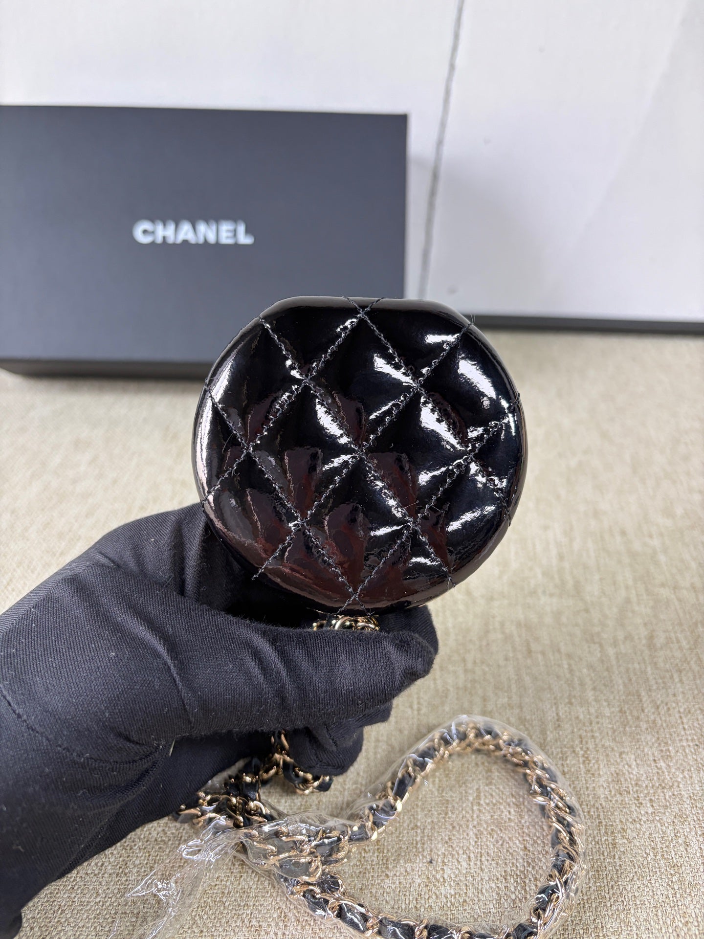Chanel - Quilted Mirror Compact with Chain - Patent leather - Black - (Mini)