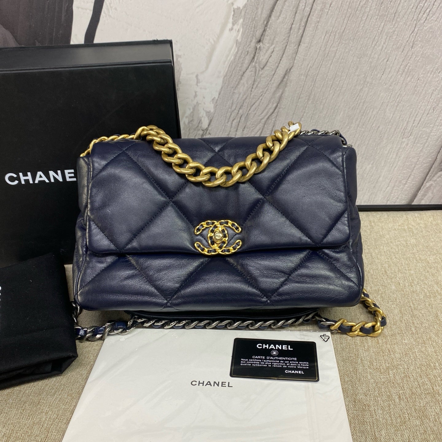 Chanel - 19 Flap Bag - Lambskin leather - Navy - (Medium)