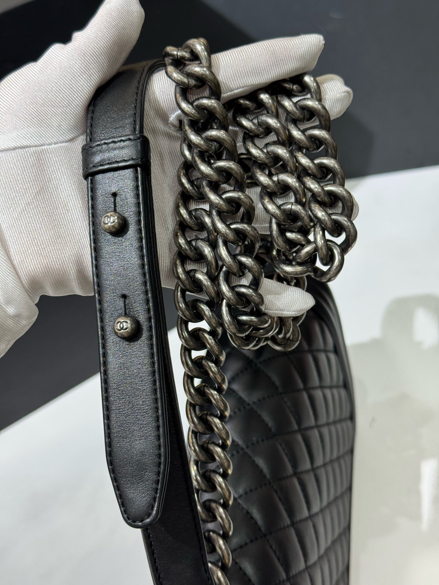 Chanel - Le Boy Medium - Grained Calfskin Leather - Black - (Medium)