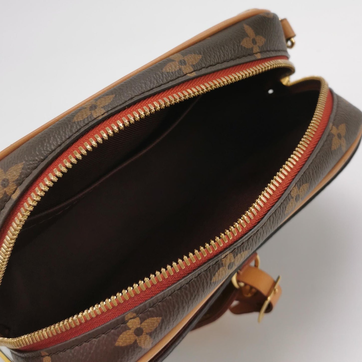 Louis Vuitton - Monogram Camera Bag - Monogram coated canvas with Vachetta leather trim - Brown - (small)