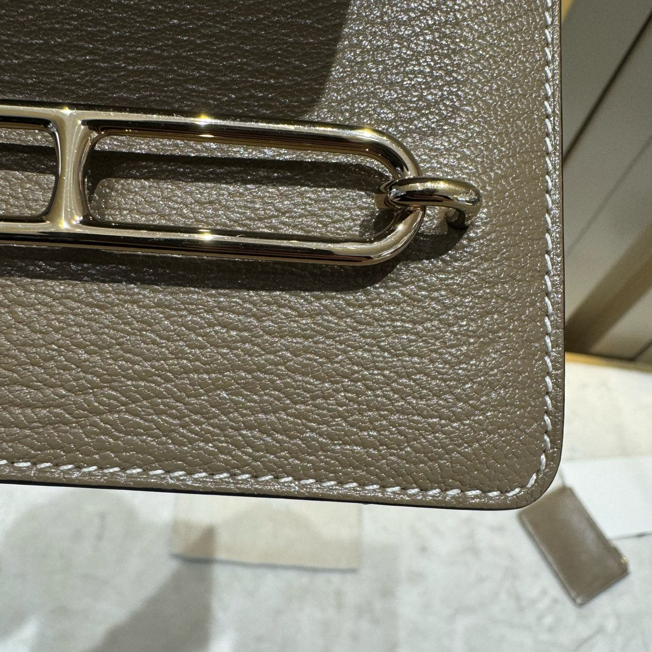 Hermès - Roulis Slim Compact - Chevre Mysore leather - Etoupe with Light Gold-Tone Hardware - (Mini)