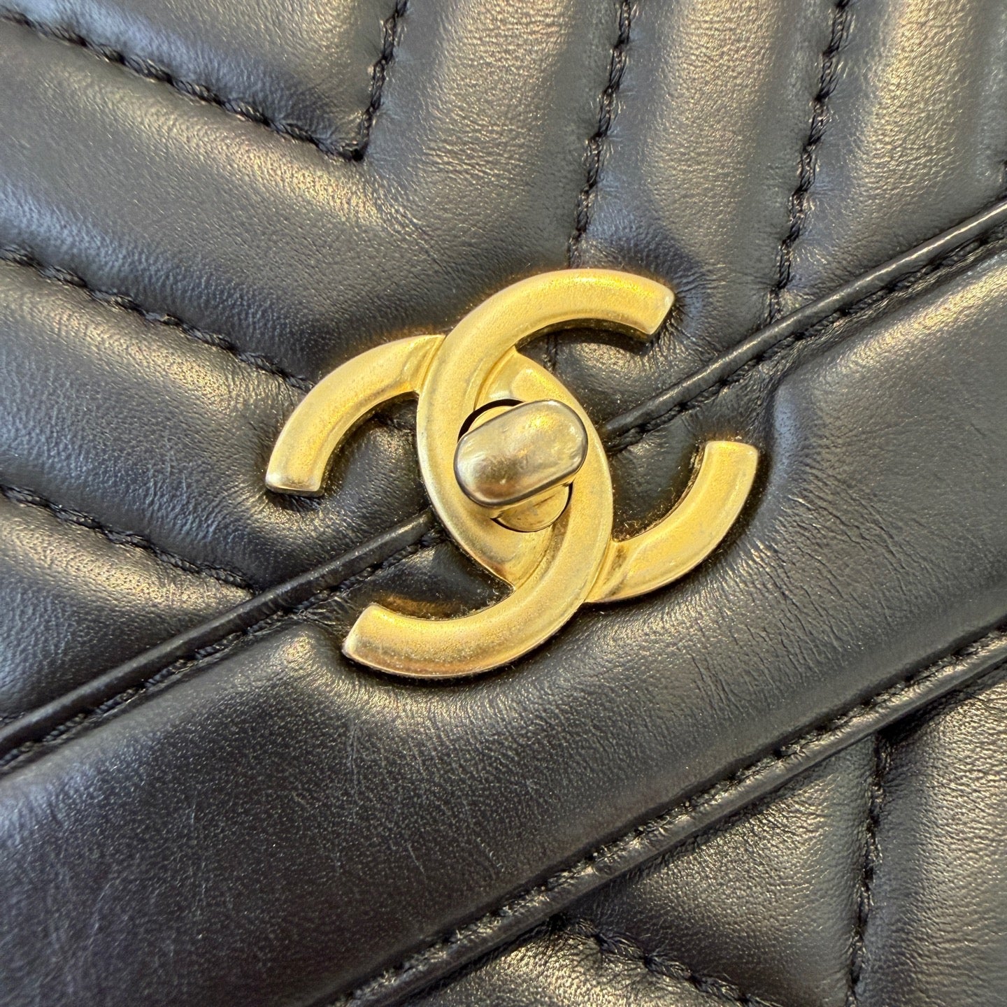 Chanel - Top Handle Messenger Flap Bag - Calfskin leather - Black - (small)