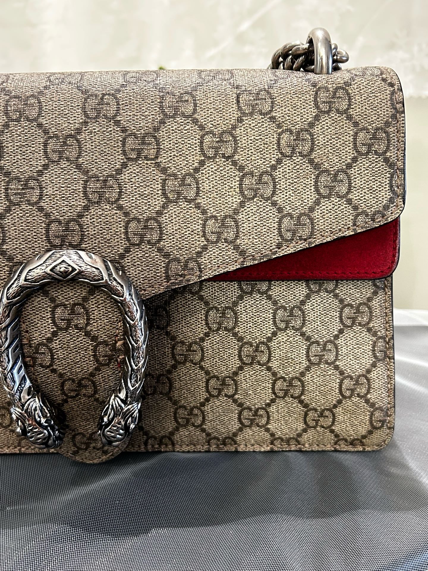 Gucci - Dionysus Shoulder Bag - GG Supreme canvas with suede interior and leather trim - Beige and ebony GG Supreme with red interior and antiqued silver-tone hardware - (Medium)