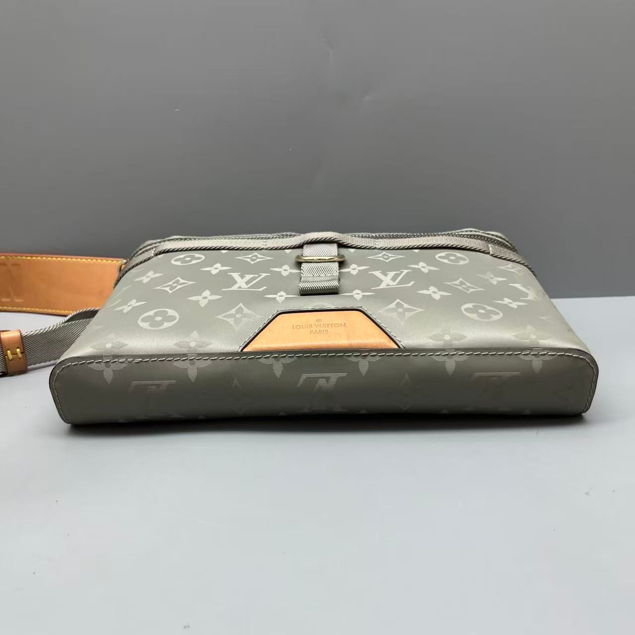 Louis Vuitton - Titanium Monogram Show Style Messenger Bag - Titanium-effect coated canvas and Vachetta leather - Grey with natural leather accents - (medium)