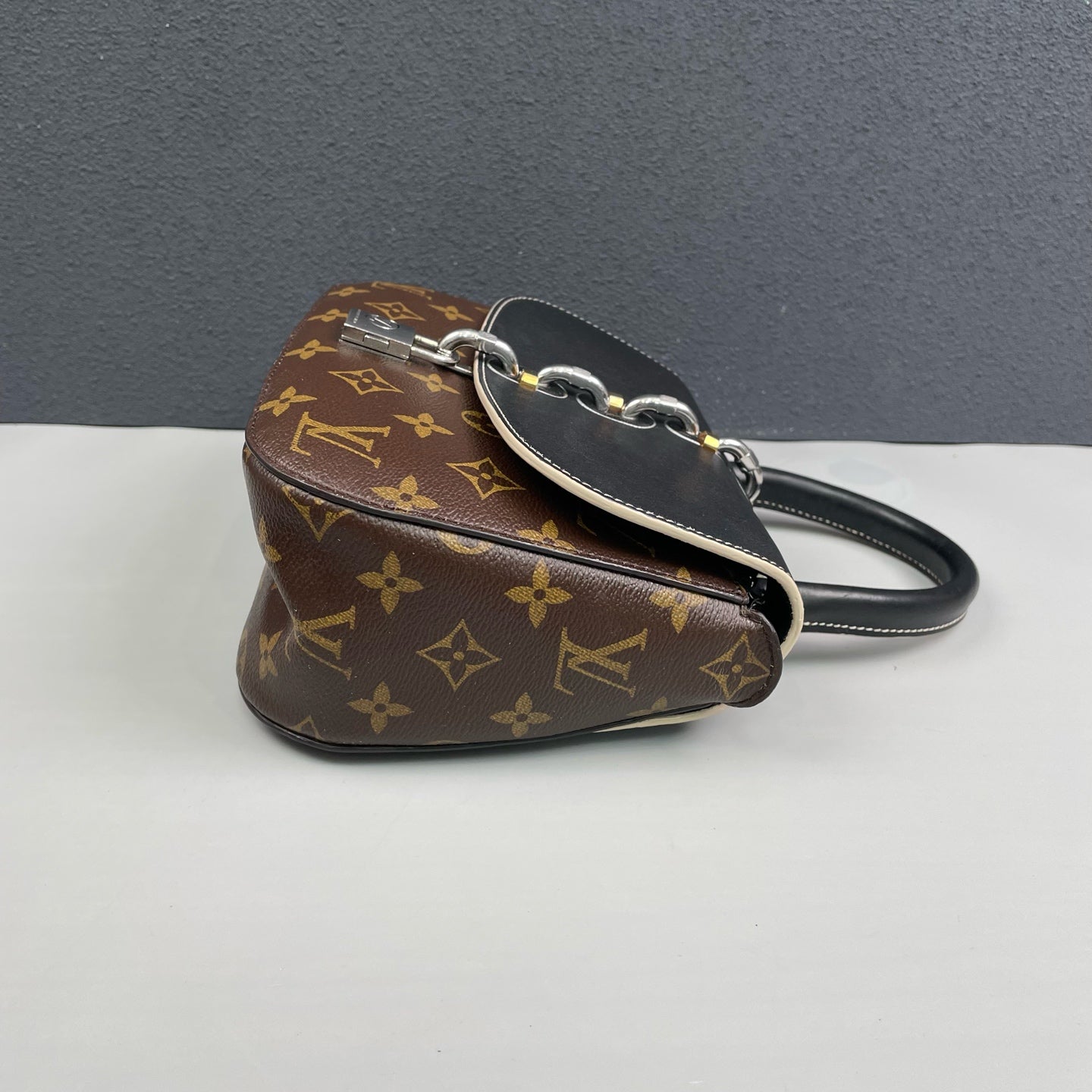 Louis Vuitton - Chain It Messenger PM - Monogram coated canvas and black smooth leather - Multicolour - (mini)