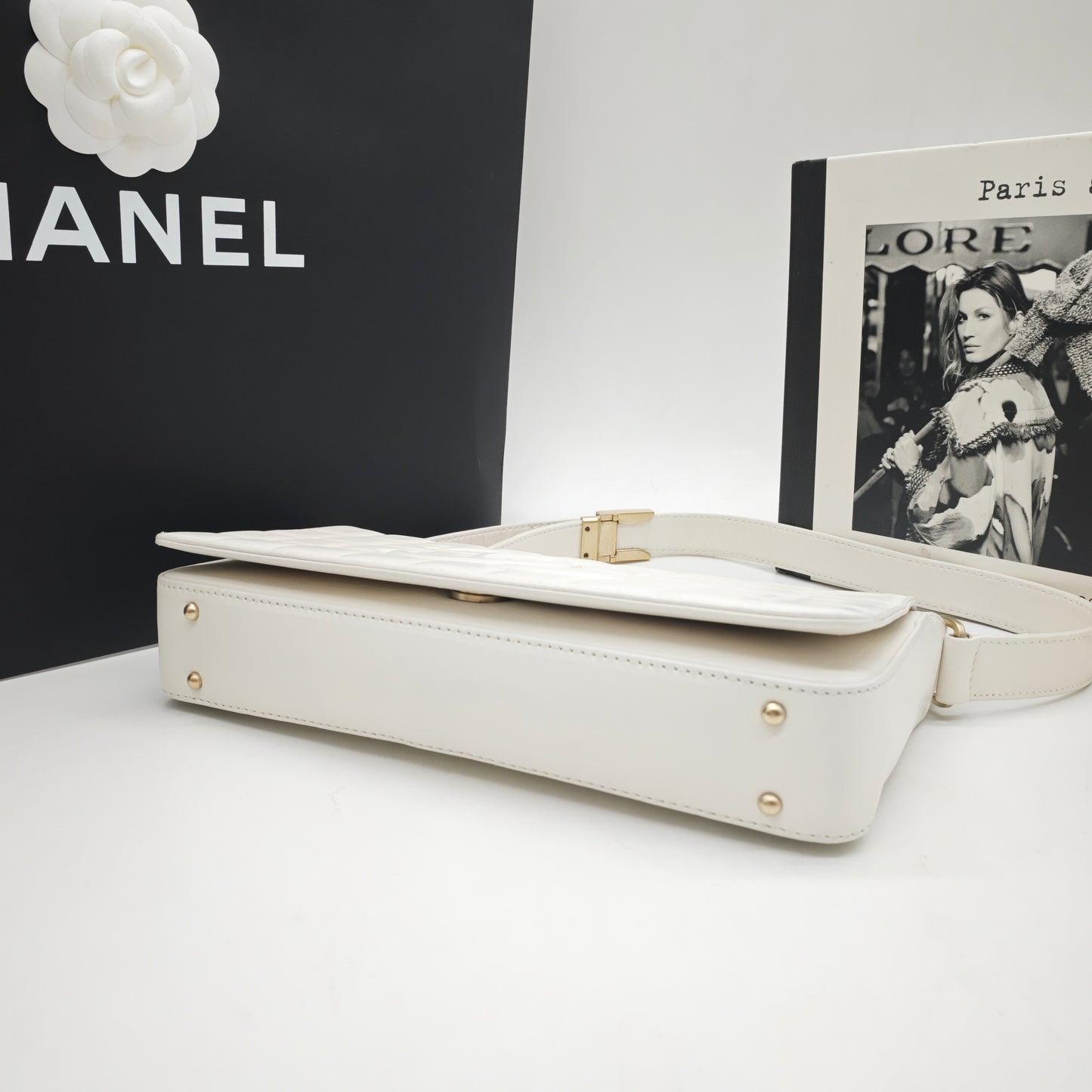 Chanel - Chocolate Bar Shoulder Bag with Large CC Logo - Leather - Beige - (small)