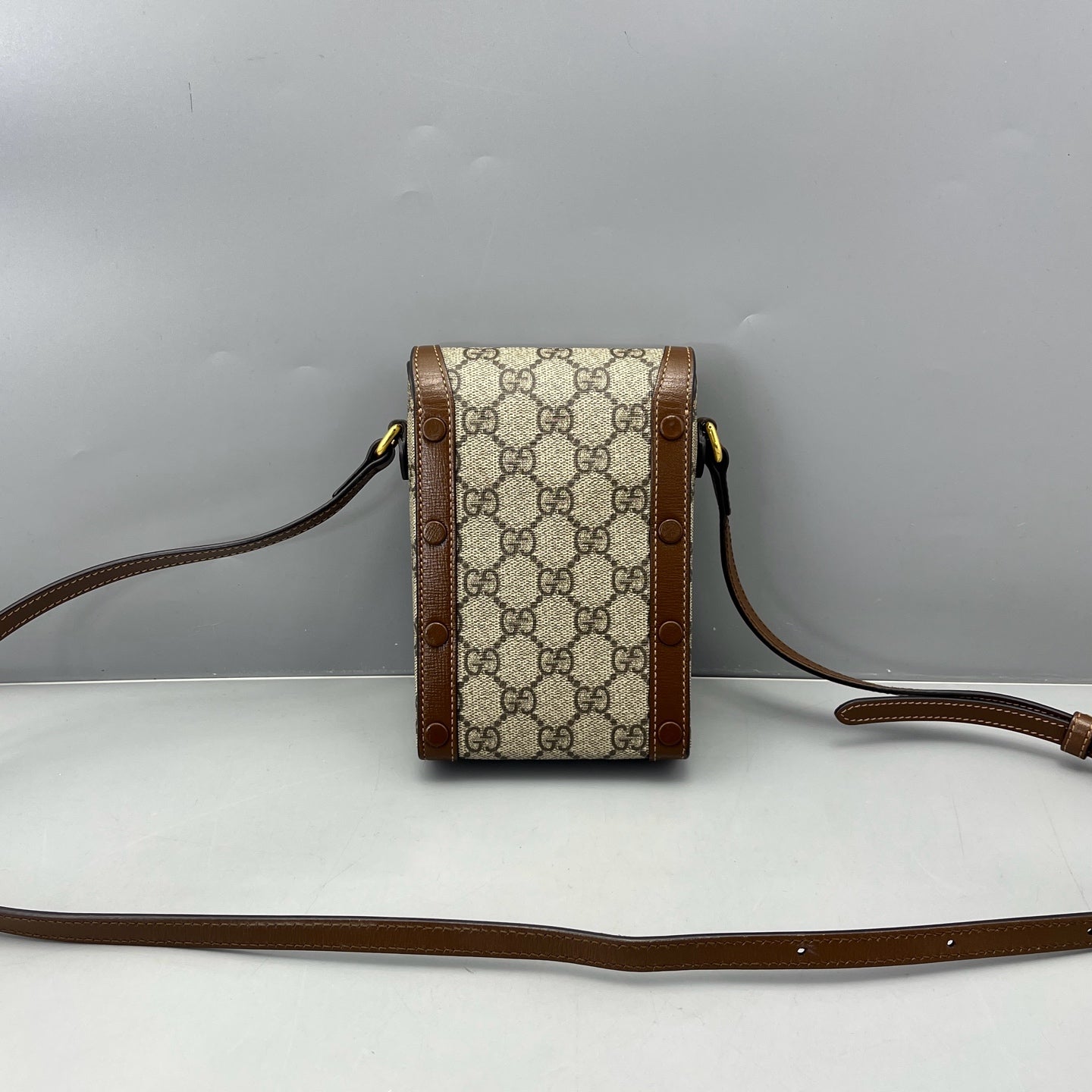 Gucci - Horsebit 1955 Vertical Phone Bag - GG Supreme coated canvas with brown leather trim - Brown - (mini)