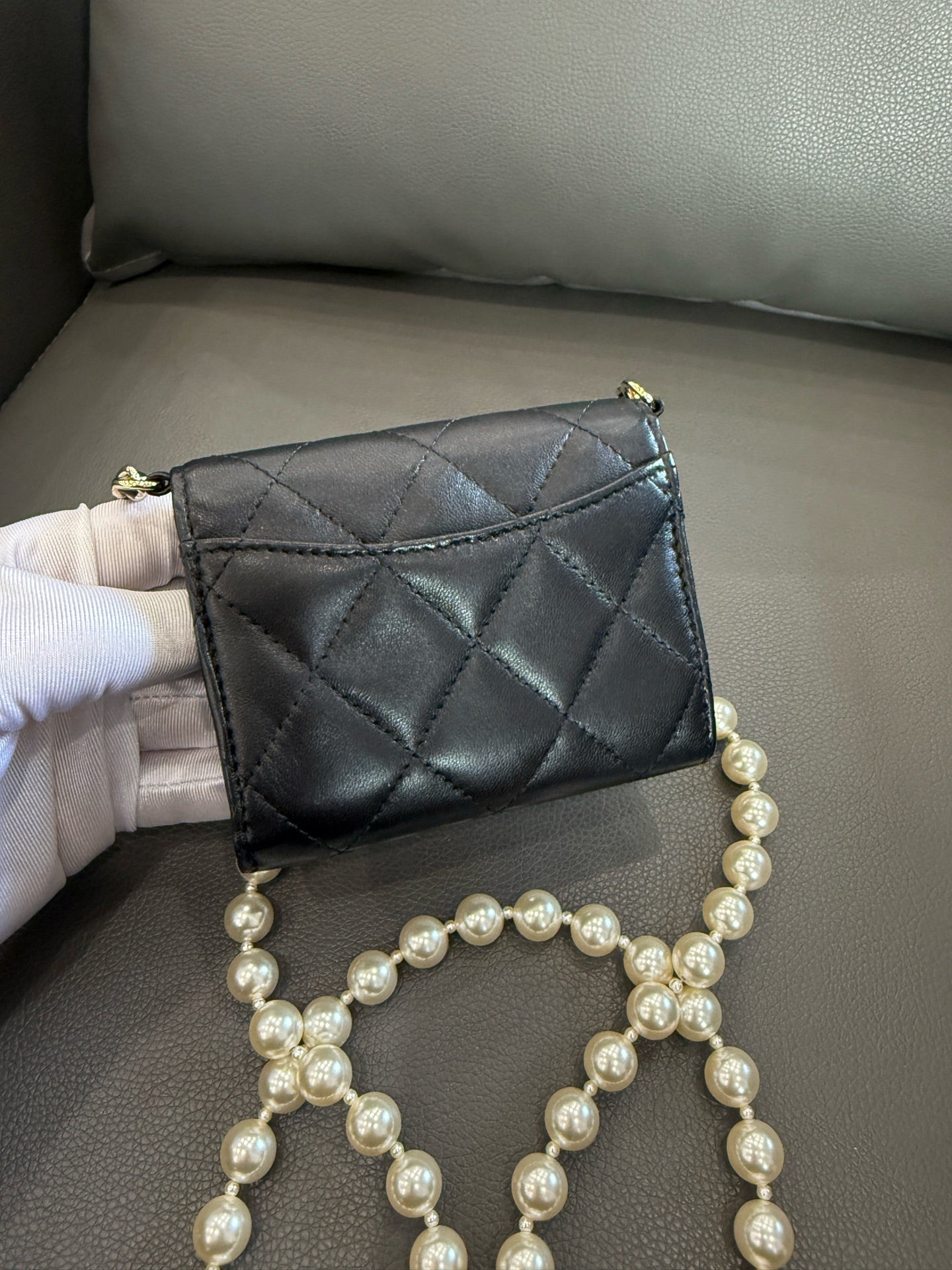 Chanel - 22P Pearl Chain Mini Clutch with Chain - Lambskin leather - Black - (mini)