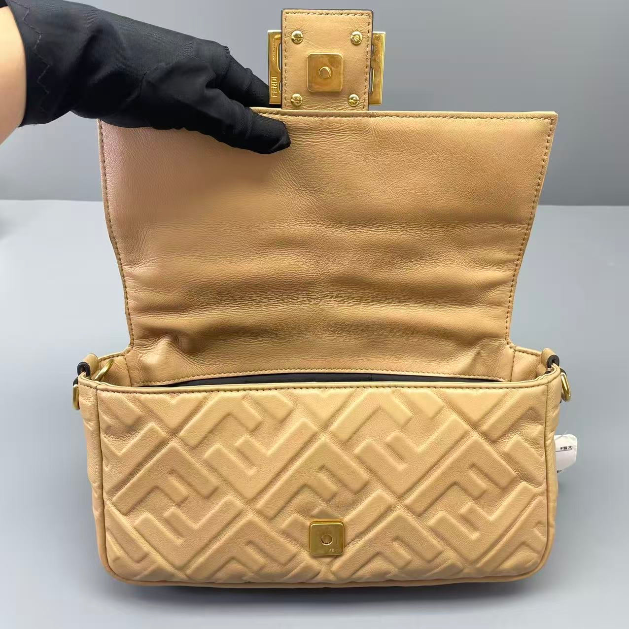 Fendi - Baguette - Leather - Beige - (medium)