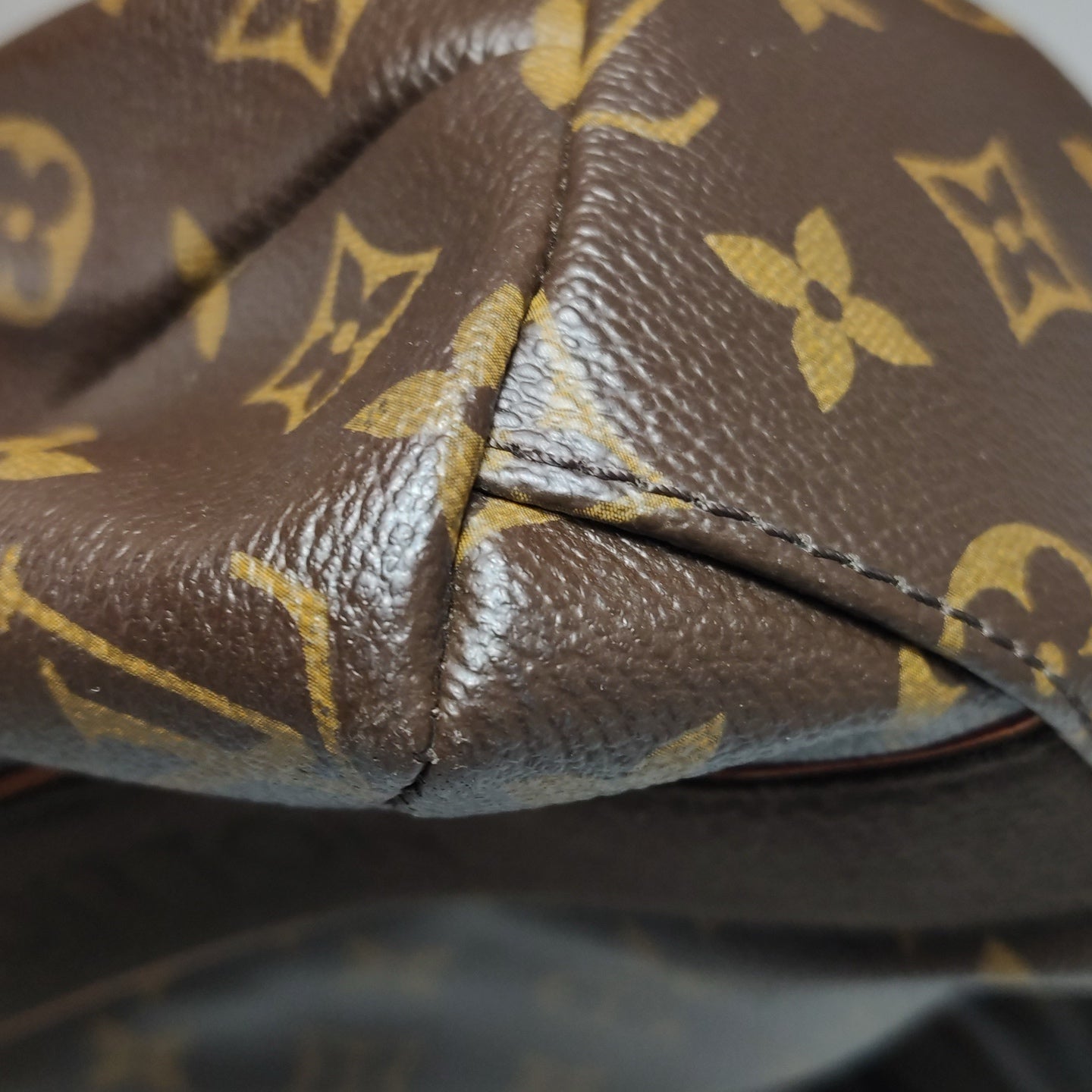 Louis Vuitton - Monogram Canvas Vertical Tote - Monogram coated canvas with natural cowhide leather trim and textile straps - Brown - (Medium)