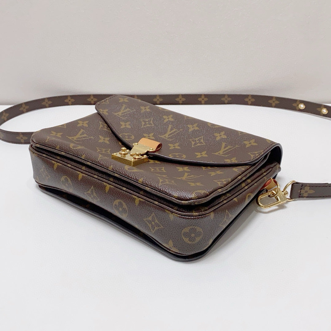 Louis Vuitton - Pochette Metis - Monogram canvas with natural cowhide leather trim - Brown - (medium)