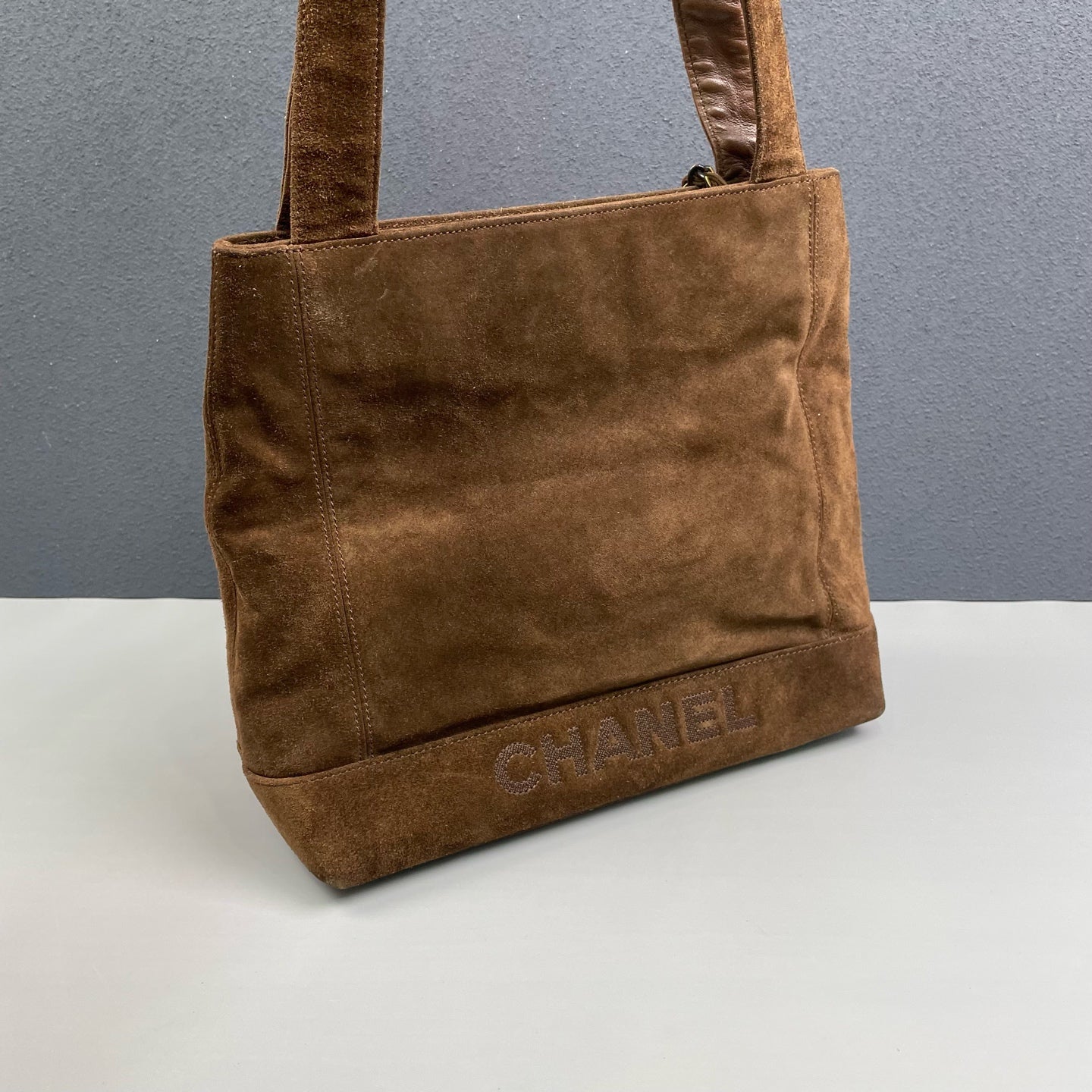 Chanel - Vintage Suede Shoulder Tote Bag - Suede - Brown - (Medium)