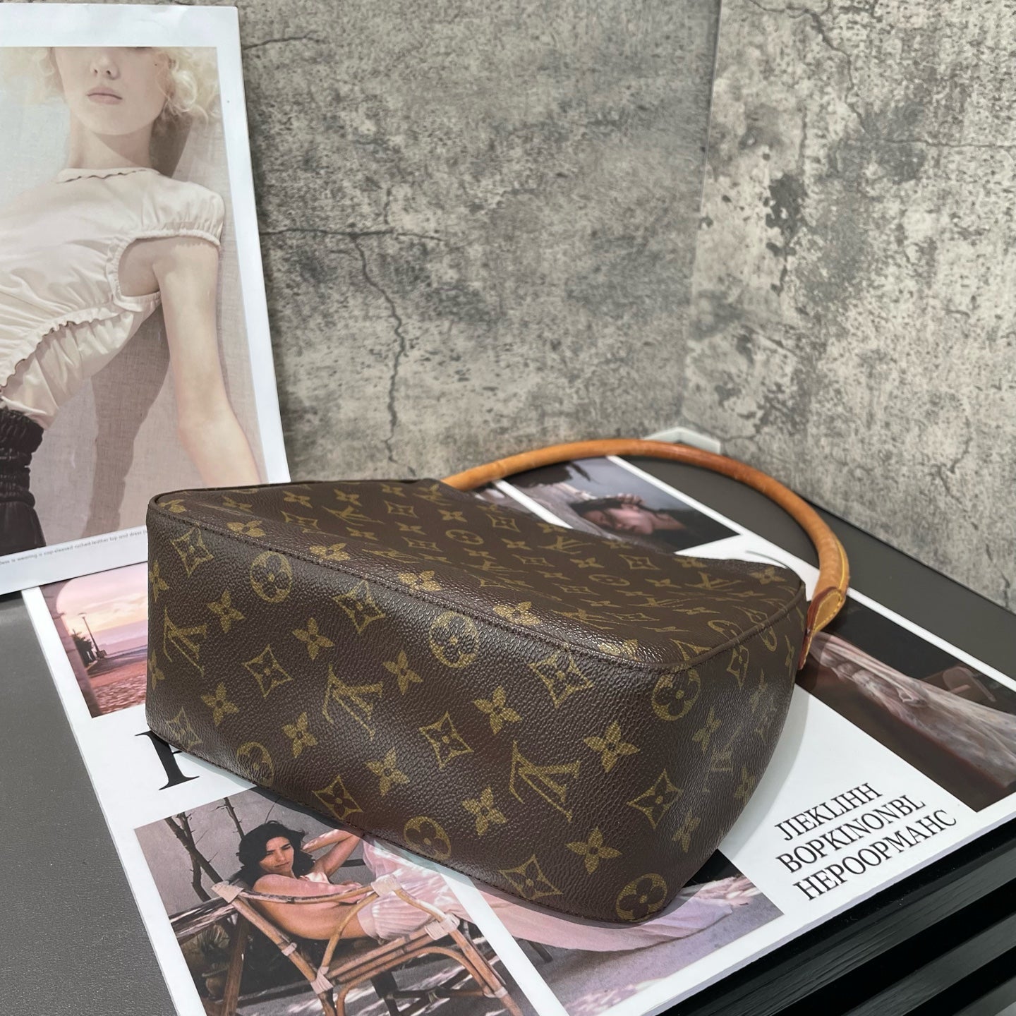 Louis Vuitton - Looping MM - Monogram coated canvas with natural cowhide leather (vachetta) trim - Brown - (Medium)