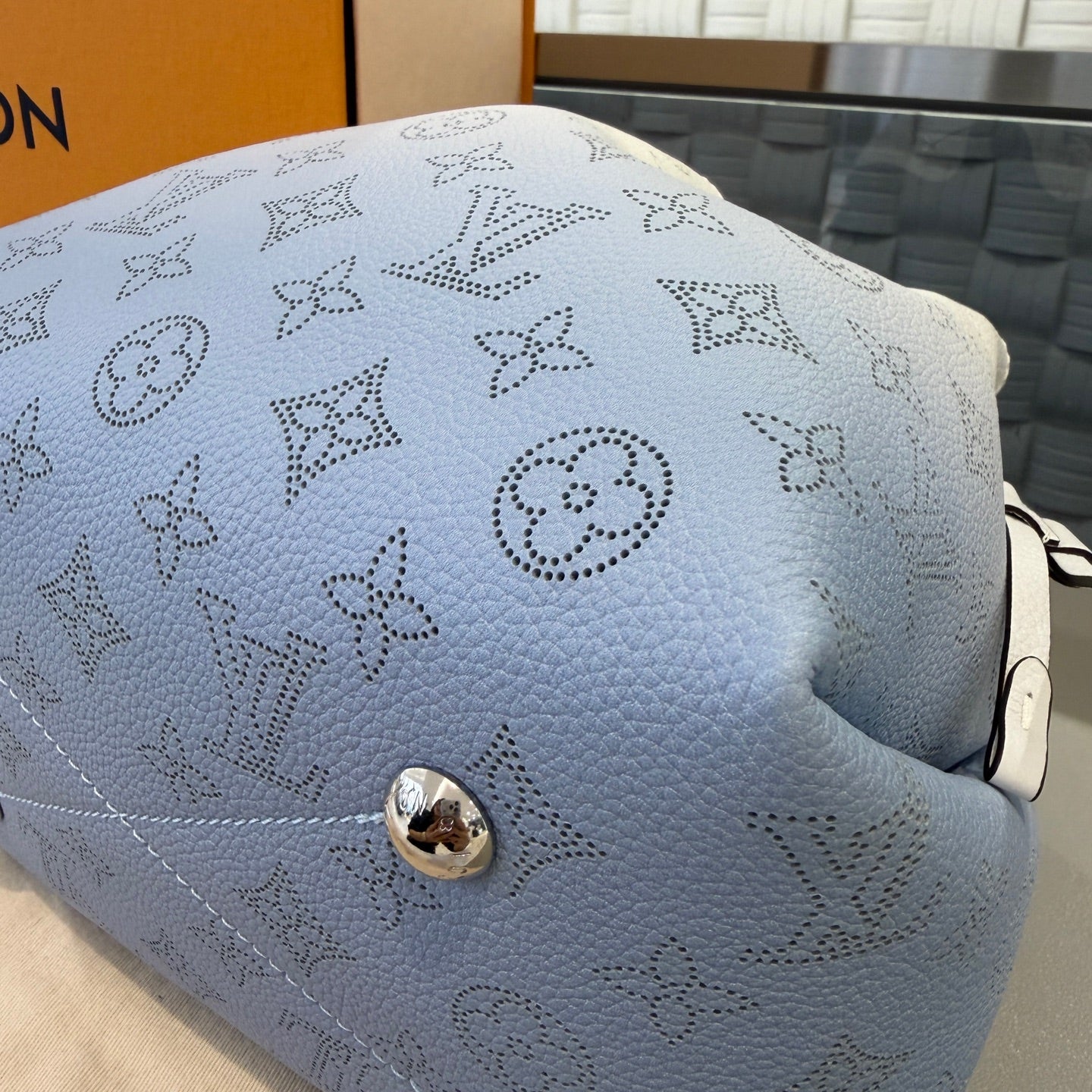 Louis Vuitton - Bella Bucket Bag - Perforated Mahina leather - Gradient White to Blue - (medium)