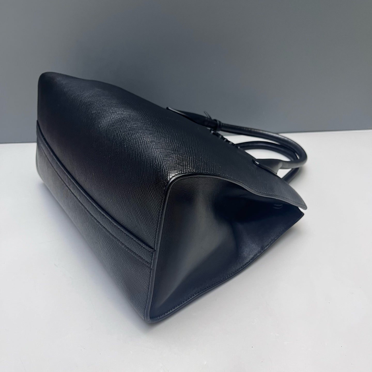 Prada - Monochrome Tote - Saffiano leather - Black - (medium)