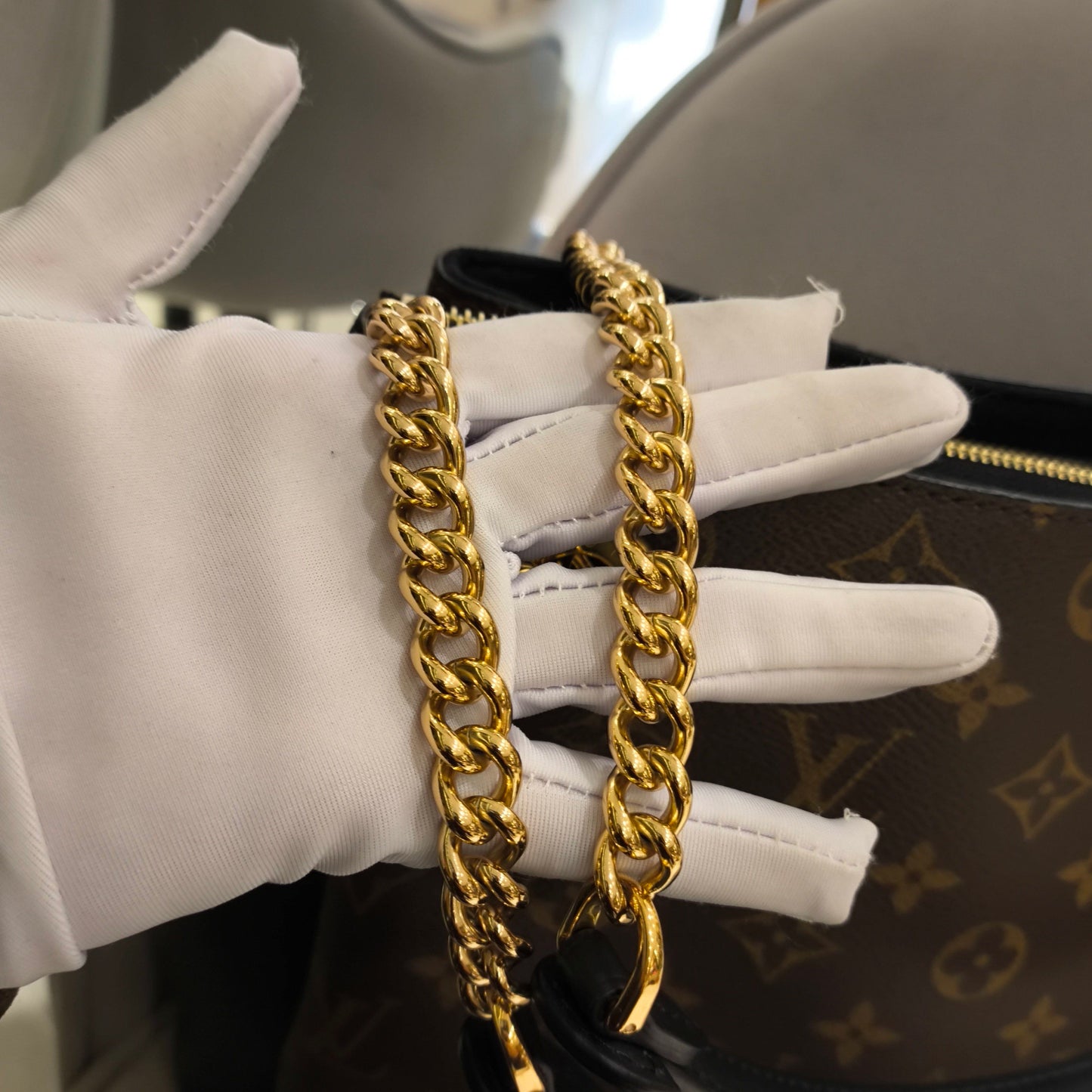 Louis Vuitton - Surene Medium - Monogram coated canvas with grained leather trim - Brown and Black with Gold-tone hardware - (Medium)