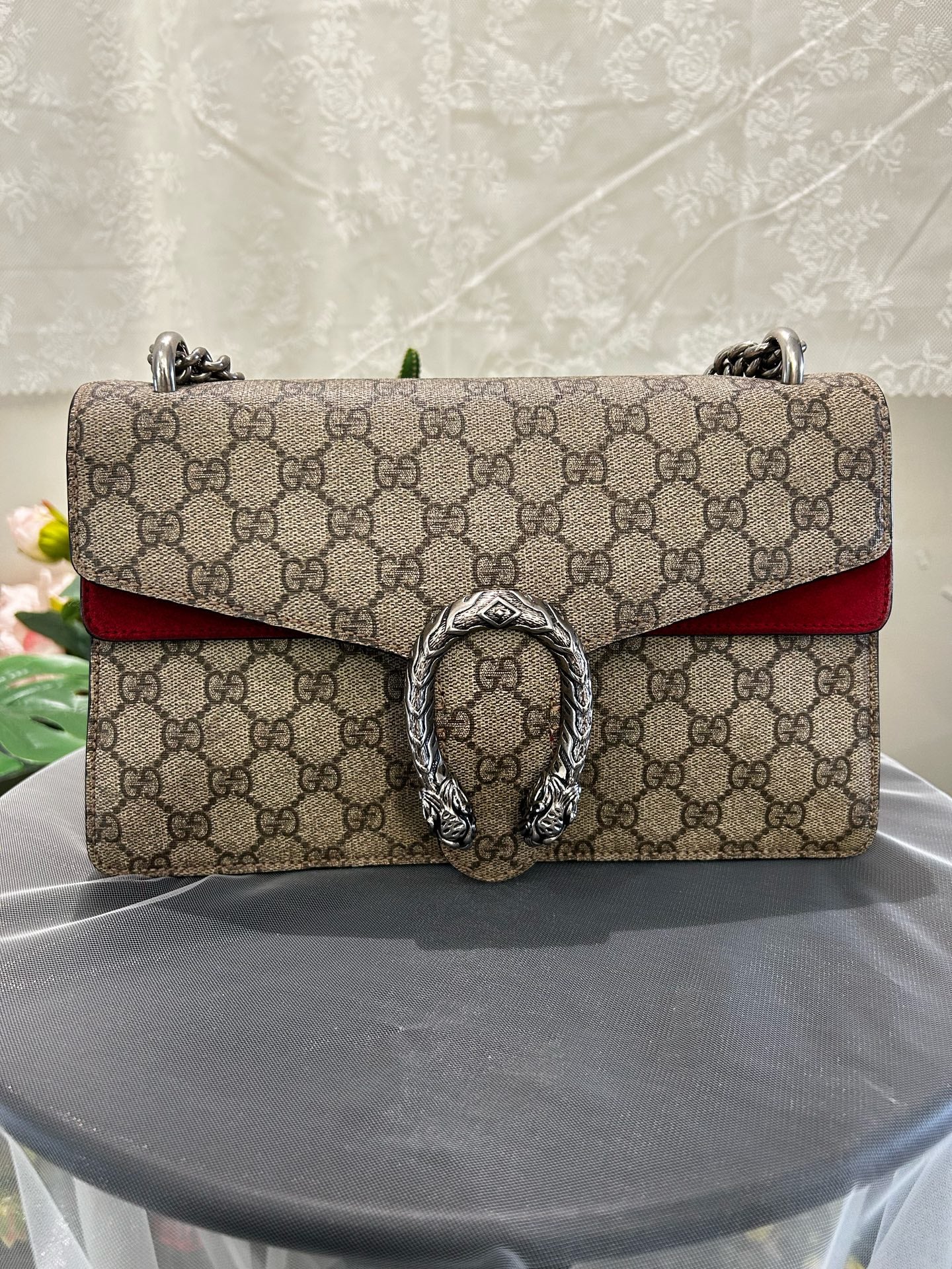 Gucci - Dionysus Shoulder Bag - GG Supreme canvas with suede interior and leather trim - Beige and ebony GG Supreme with red interior and antiqued silver-tone hardware - (Medium)