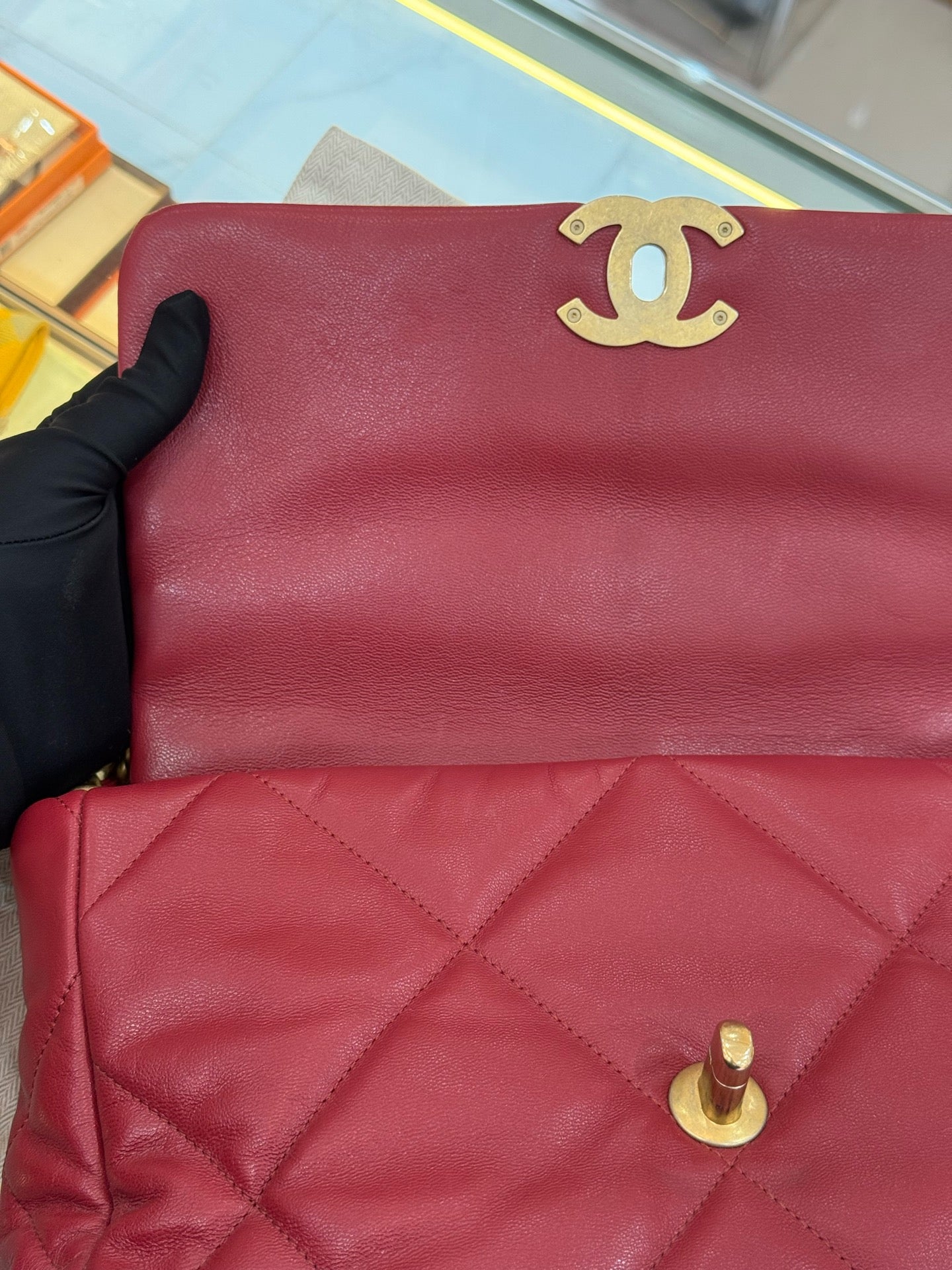 Chanel - Chanel 19 Flap Bag - Aged calfskin leather - Red - (medium)