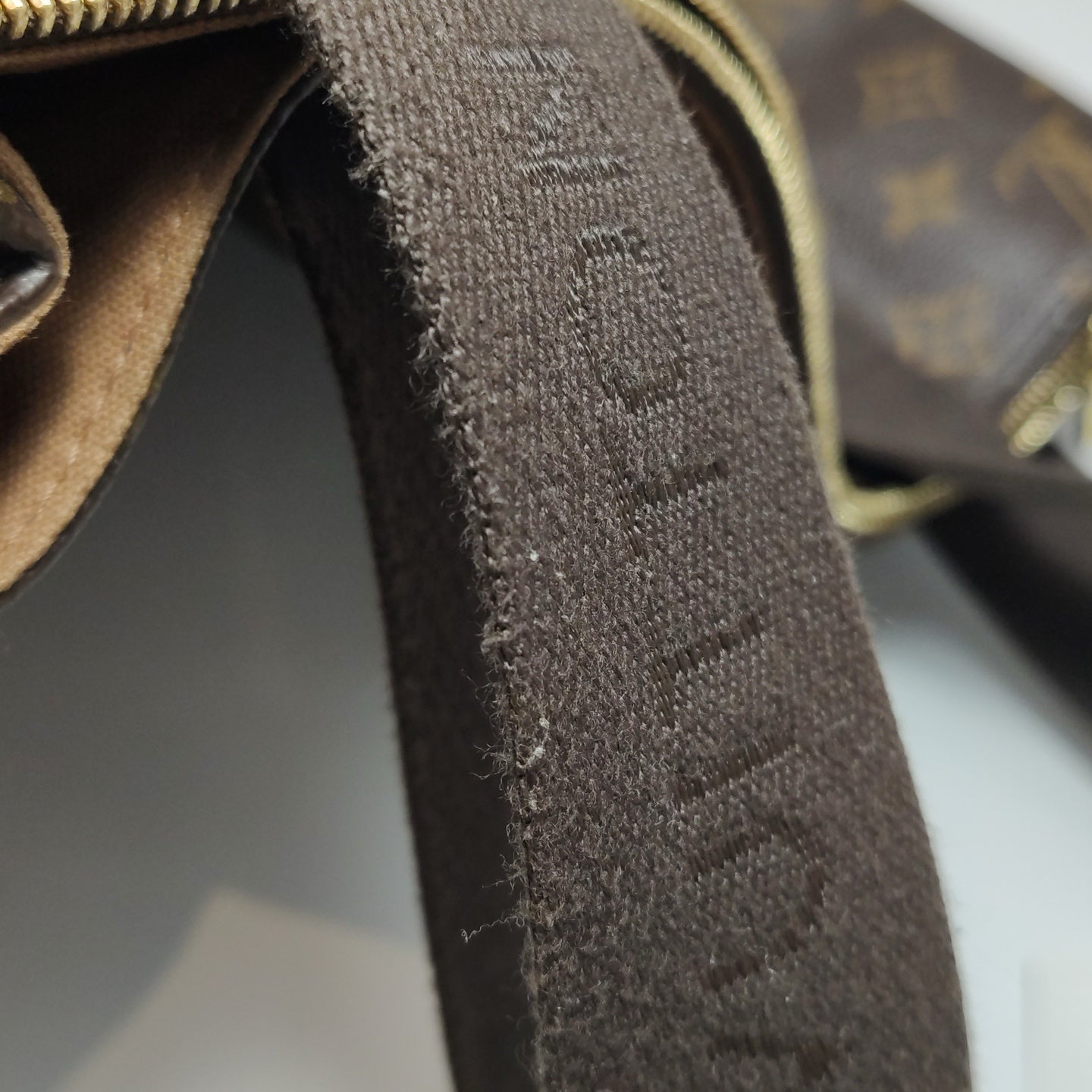 Louis Vuitton - Monogram Canvas Vertical Tote - Monogram coated canvas with natural cowhide leather trim and textile straps - Brown - (Medium)