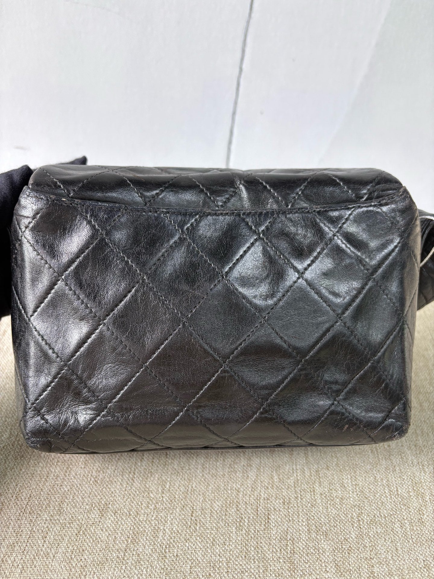 Chanel - Vintage Flap Messenger Bag - Lambskin leather - Black - (Medium)