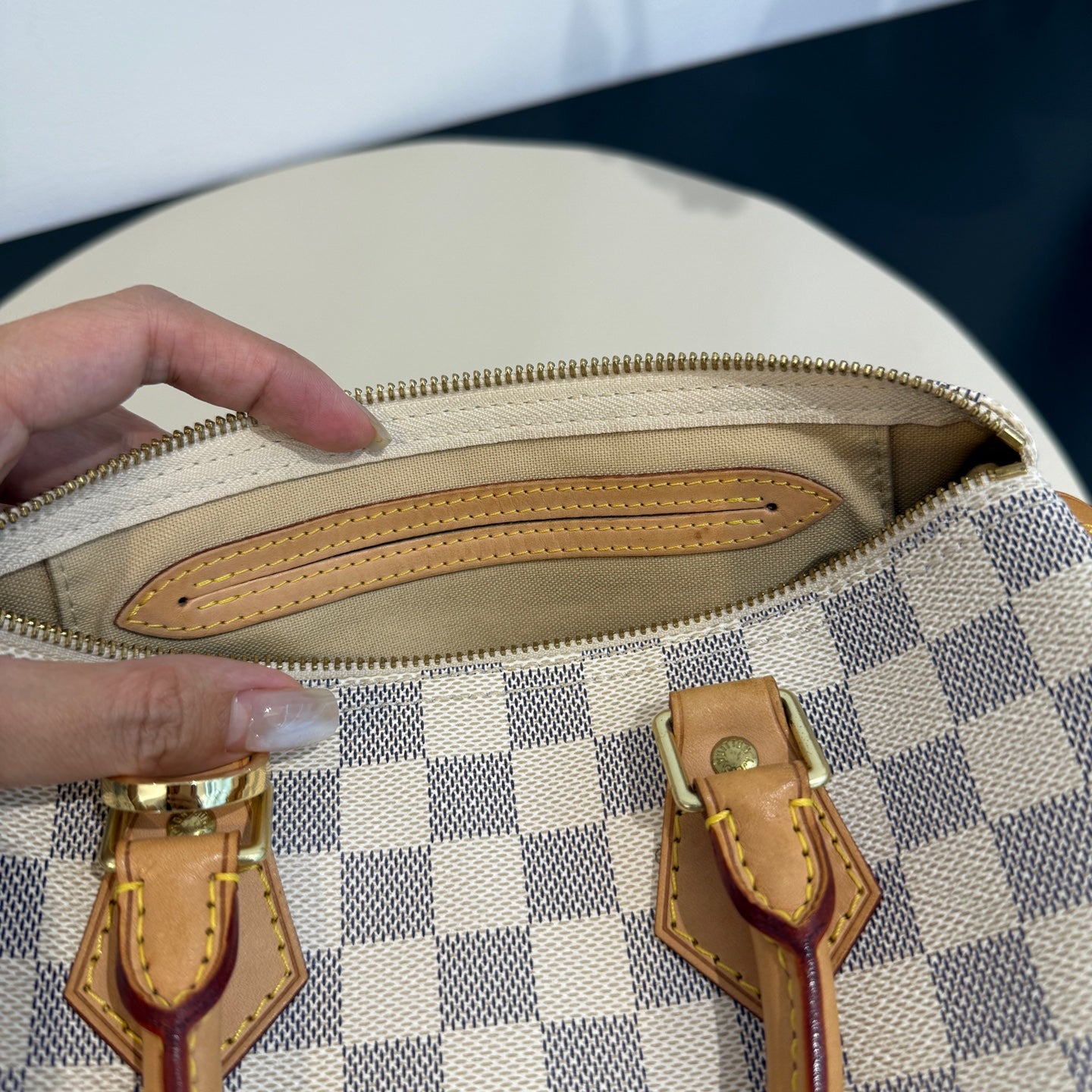 Louis Vuitton - Speedy 25 - Damier Azur coated canvas with natural cowhide leather trim and textile lining - White - (Small)