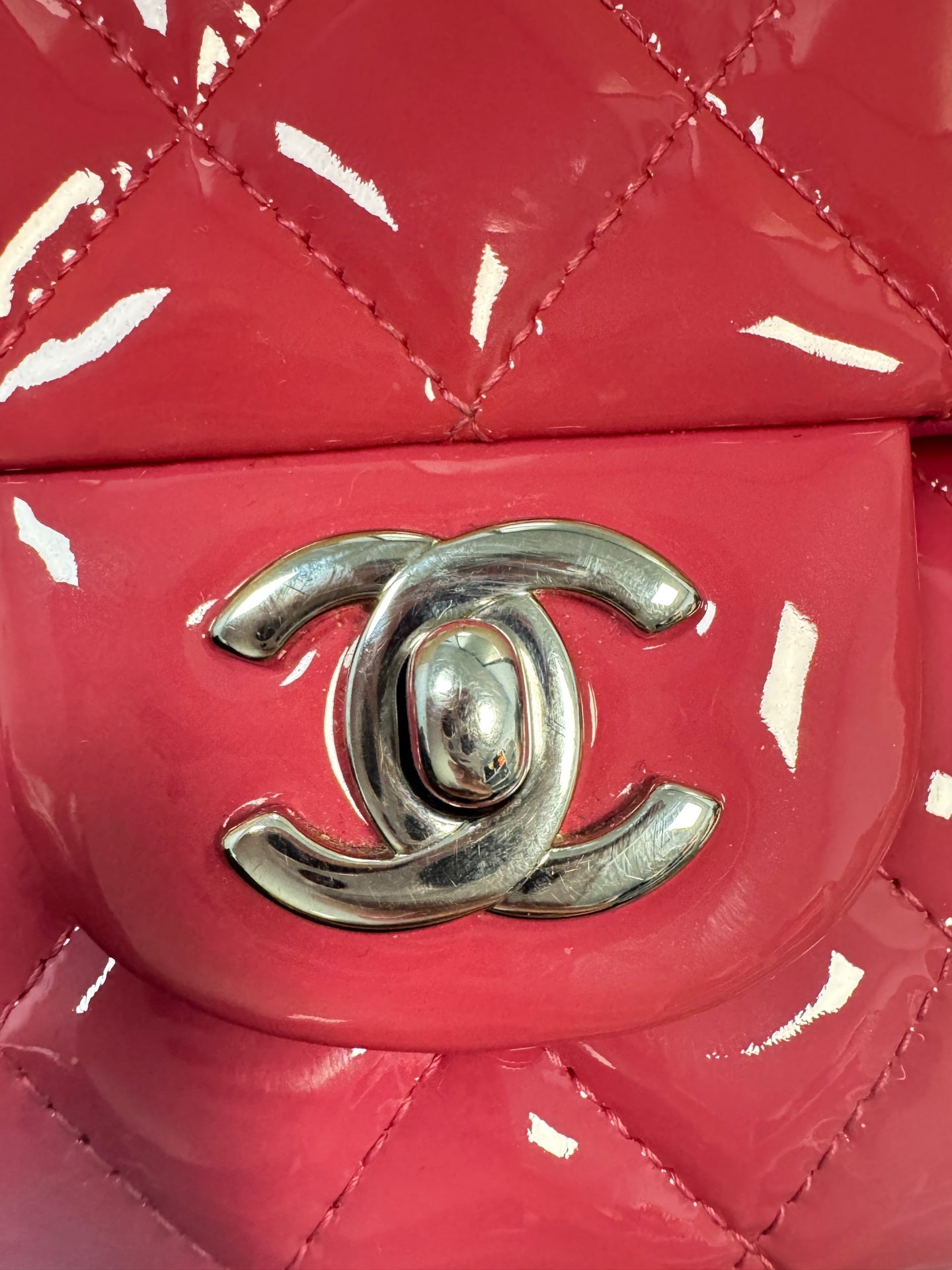 Chanel - Classic Flap Medium - Patent leather - Vibrant Magenta - (medium)