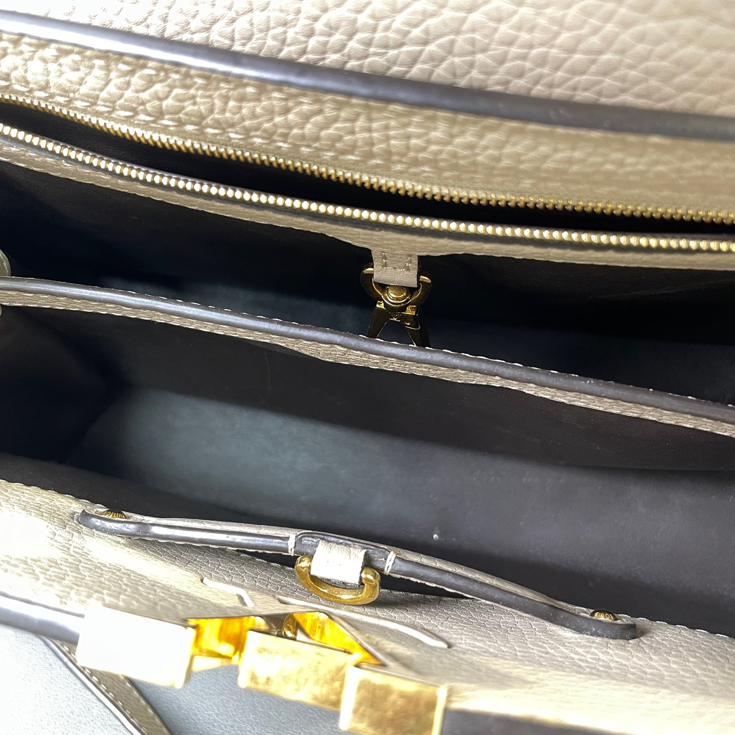 Louis Vuitton - Capucines - Leather - Grey - (medium)