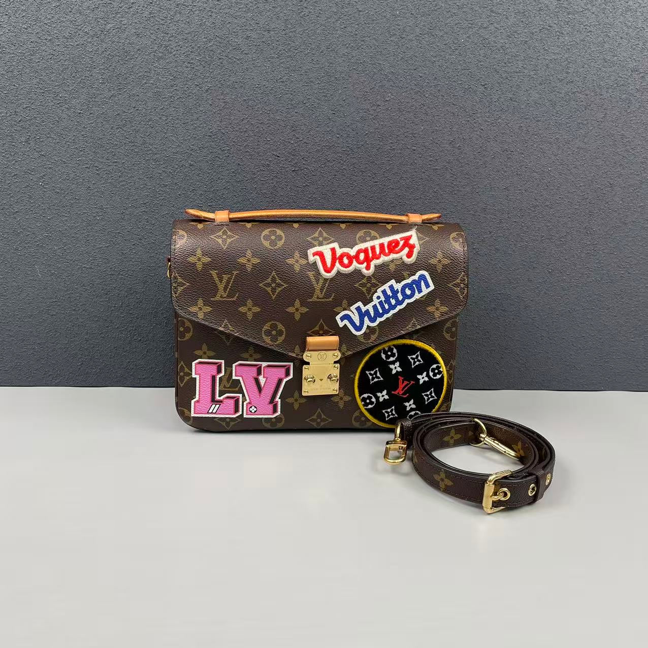 Louis Vuitton - Pochette Metis Monogram Canvas with Patches - Monogram coated canvas with natural cowhide leather trim - Brown - (Medium)
