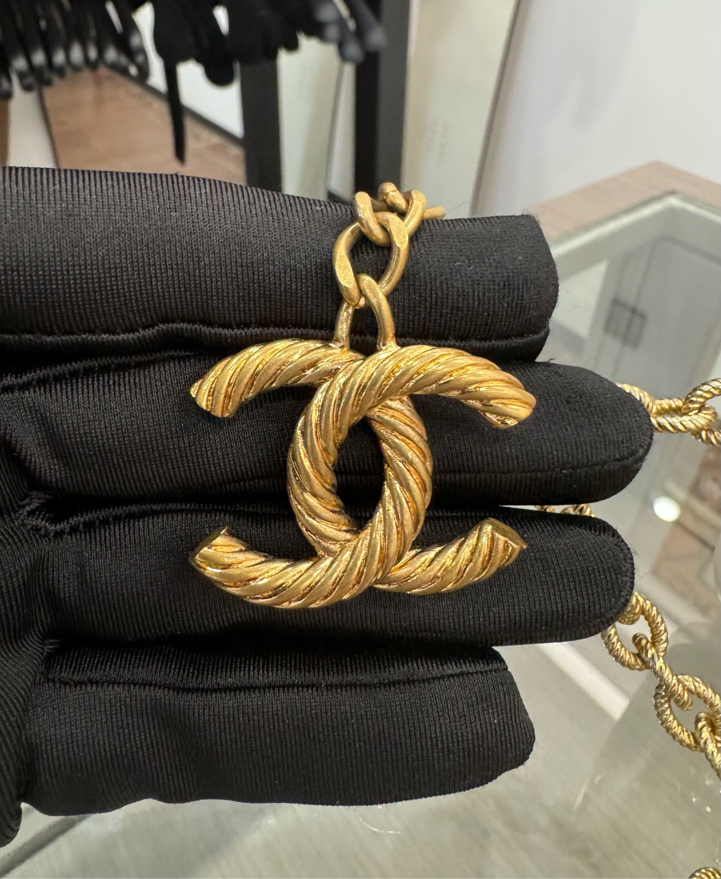 Chanel - Baroque Gemini Enamel Carved Chain Shoulder Bag - Leather - Pink - (Medium)