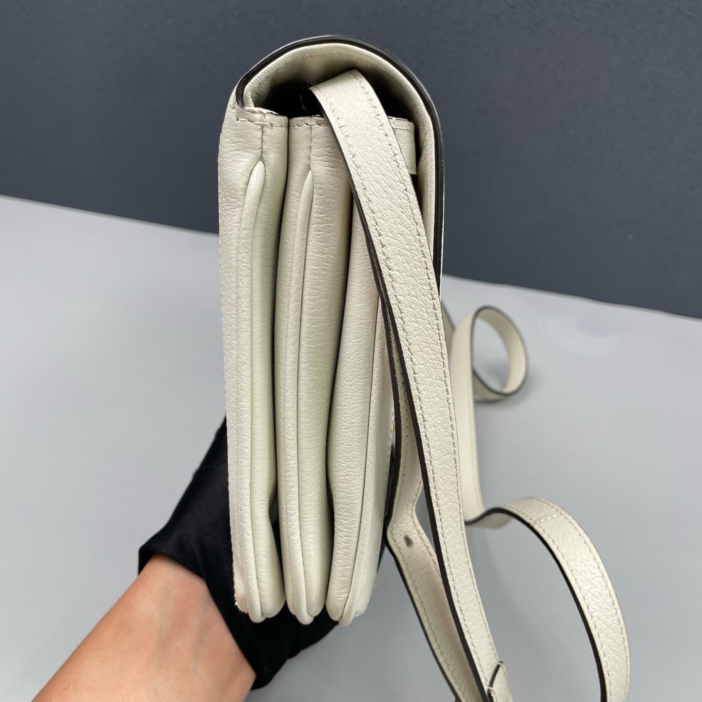 Gucci - Queen Margaret Bee Messenger Bag - GG Supreme coated canvas with grained leather trim - Beige and White with Red/Green Web Stripe - (medium)