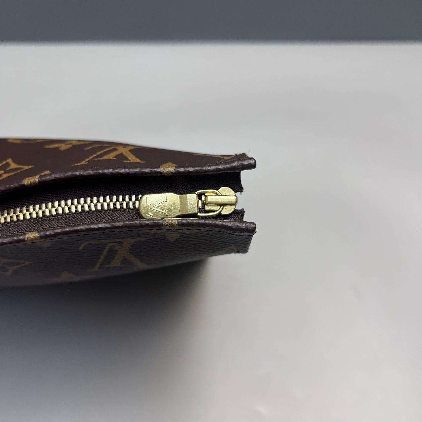 Louis Vuitton - Monogram Toiletry Pouch 26 - Monogram coated canvas with vachetta leather accents - Brown - (medium)
