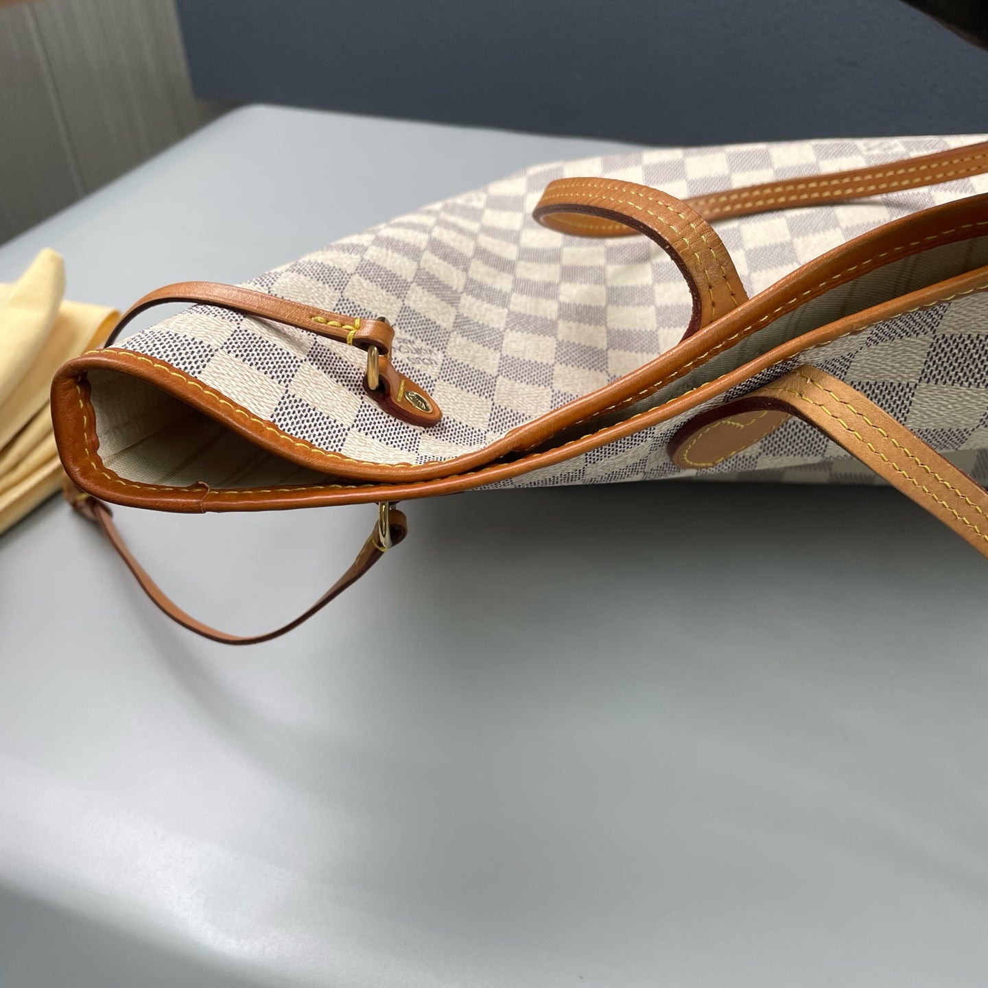 Louis Vuitton - Neverfull MM - Damier Azur coated canvas with natural cowhide leather trim - White - (Medium)