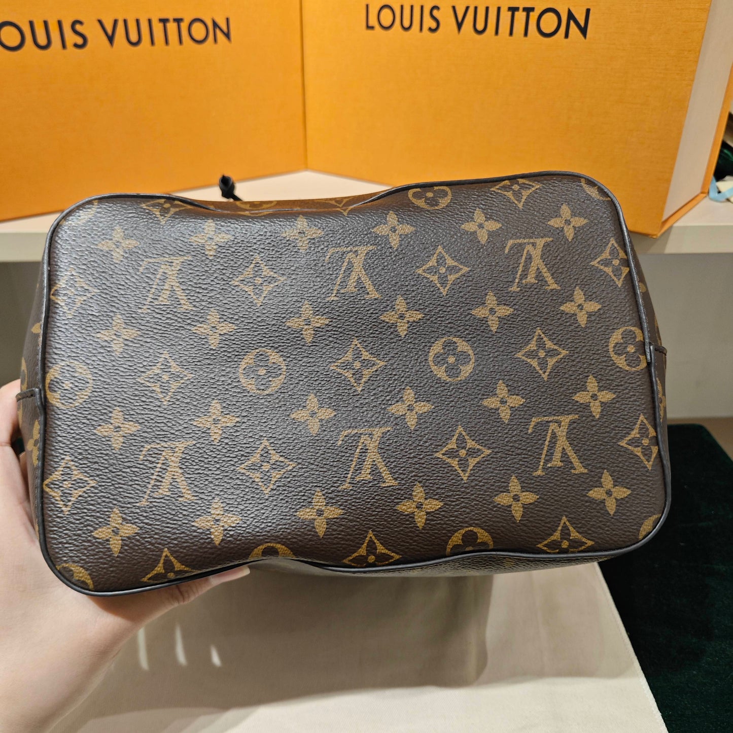 Louis Vuitton - NéoNoé MM - Monogram coated canvas with black cowhide leather trim - Brown and Black - (Medium)