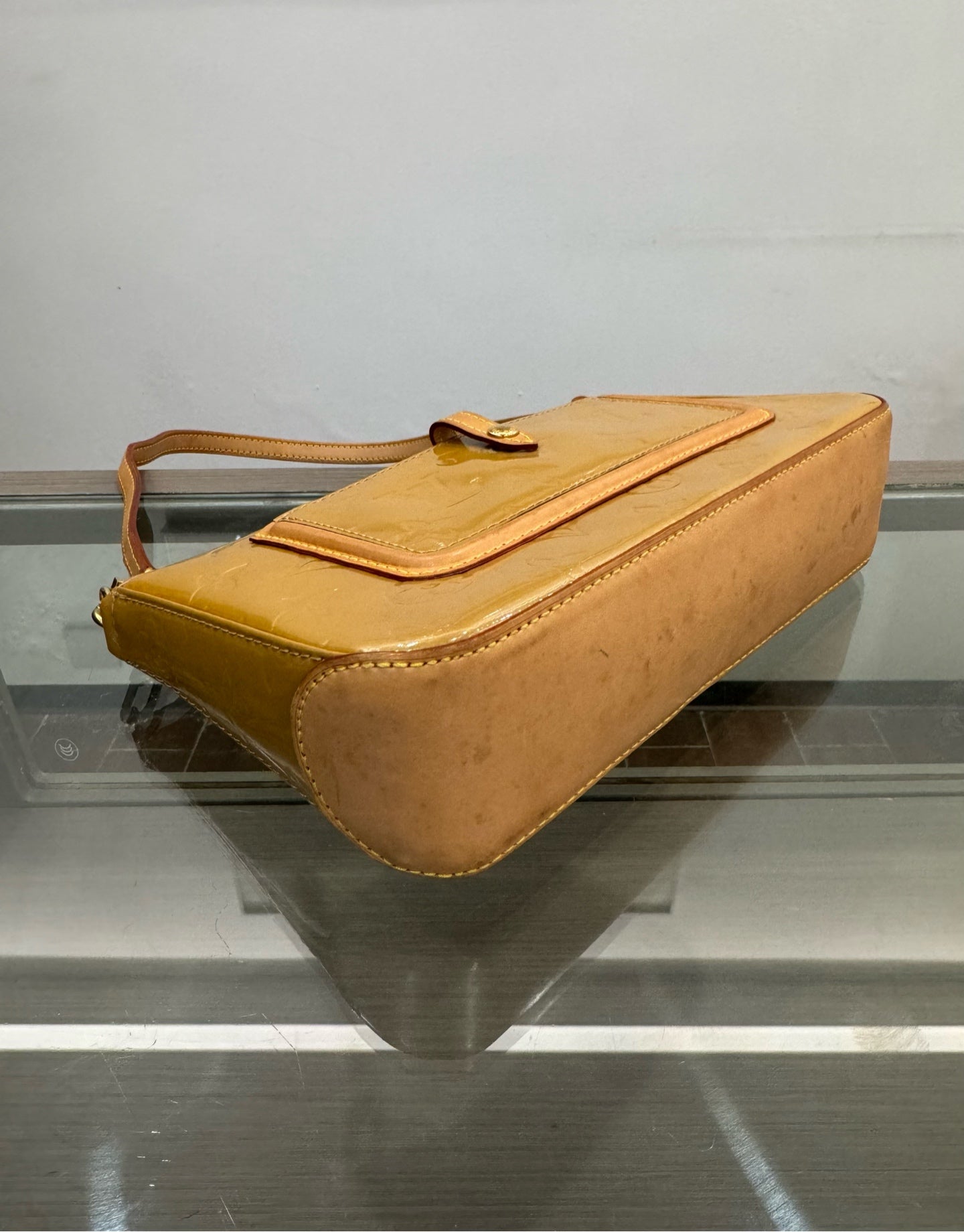 Louis Vuitton - Pochette Accessoires - Patent leather - Golden Yellow with natural Vachetta leather trim - (small)