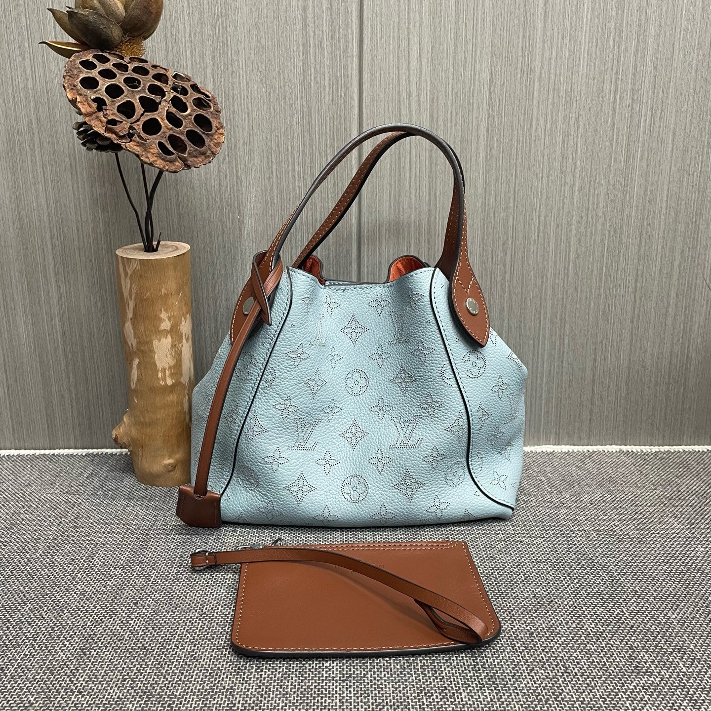 Louis Vuitton - Hina PM Bucket Bag - Perforated Mahina leather with natural leather trim - Blue - (small)