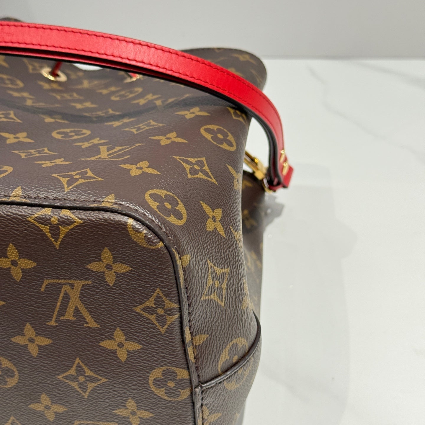 Louis Vuitton - NeoNoe MM - Monogram coated canvas with leather trim - Brown and Red - (medium)
