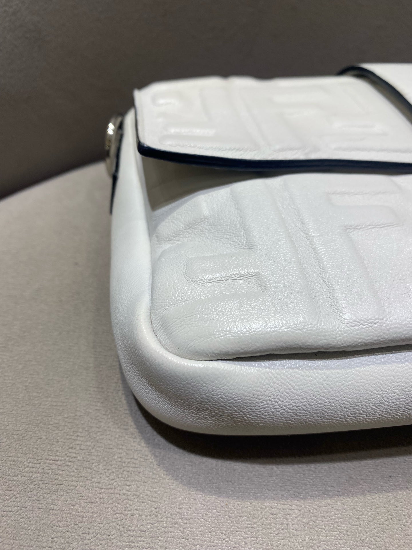 Fendi - Baguette Embossed FF Pattern - Grained leather - White - (Medium)