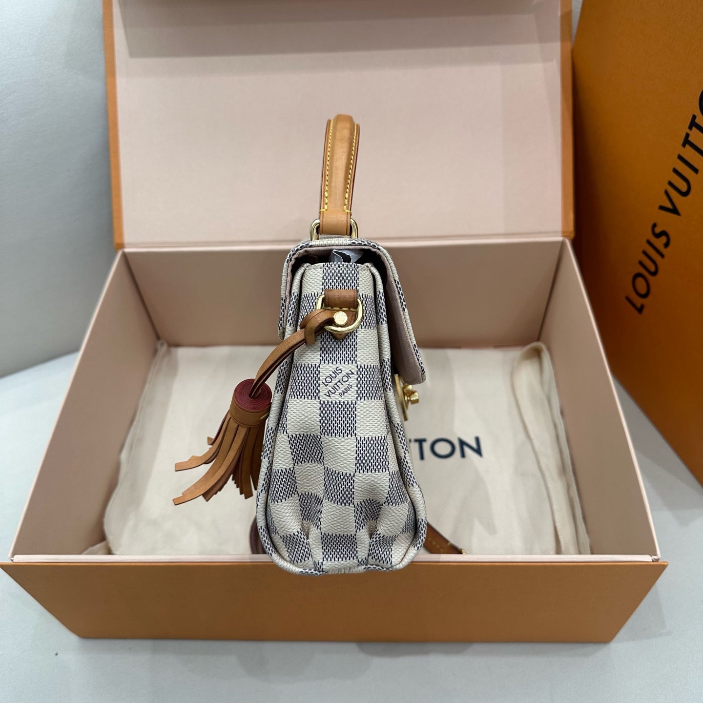 Louis Vuitton - Pochette Métis Style Tassel Bag - Damier Azur coated canvas with natural cowhide leather (Vachetta) trim - White - (small)