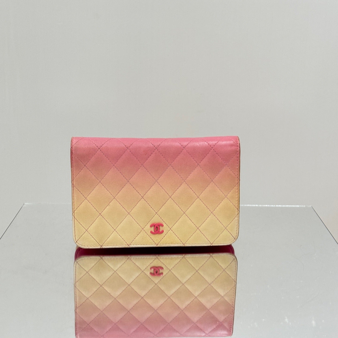 Chanel - Wallet on Chain (WOC) - Lambskin leather - Gradient Pink and Cream - (mini)