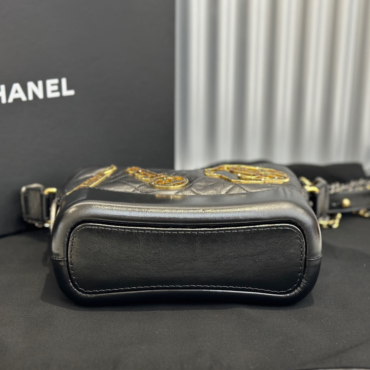 Chanel - Gabrielle Hobo Bag Paris Cosmopolite Small - Aged calfskin leather - Black - (Small)