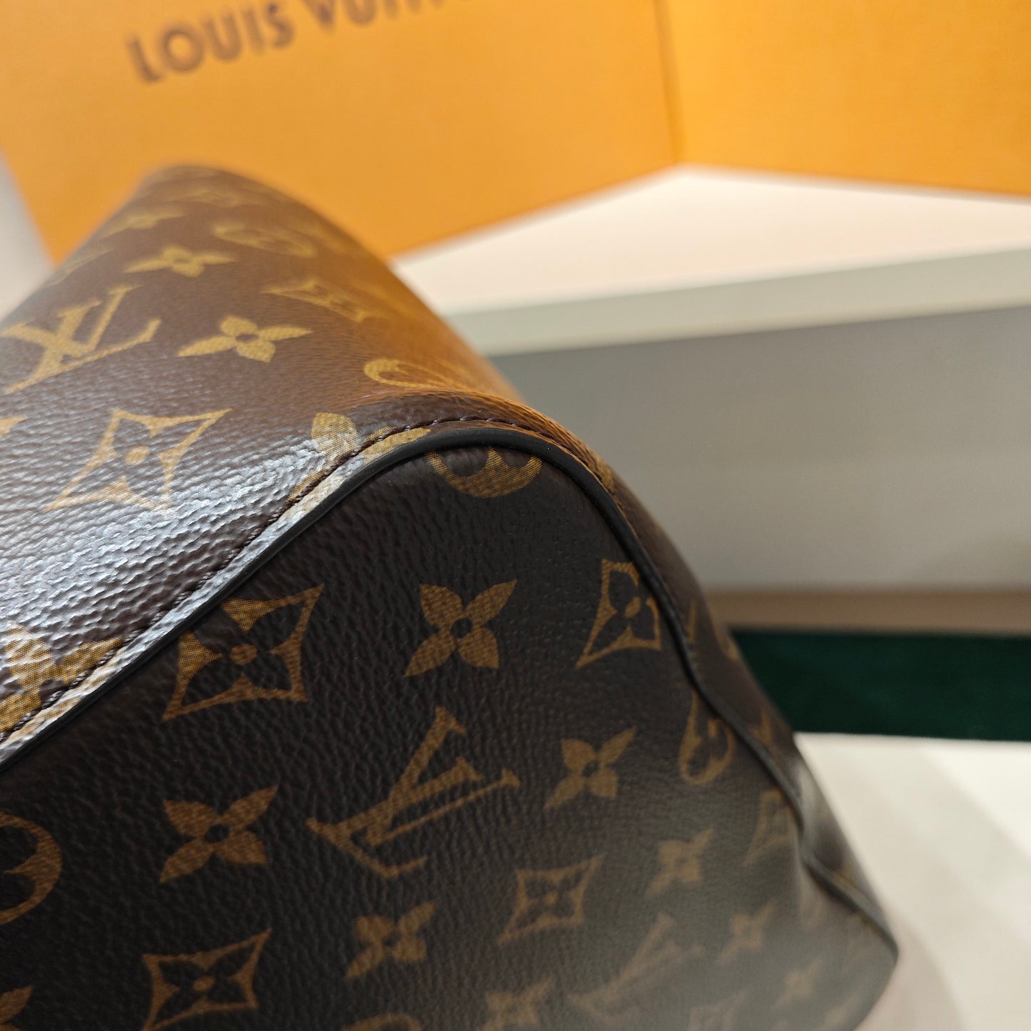 Louis Vuitton - NéoNoé MM - Monogram coated canvas with black cowhide leather trim - Brown and Black - (Medium)