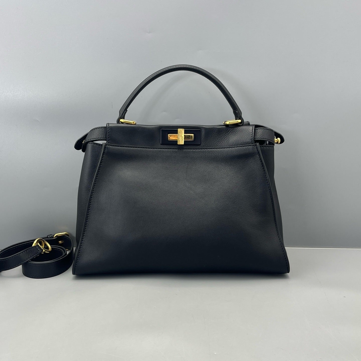Fendi - Peekaboo Medium - Leather - Black - (Medium)