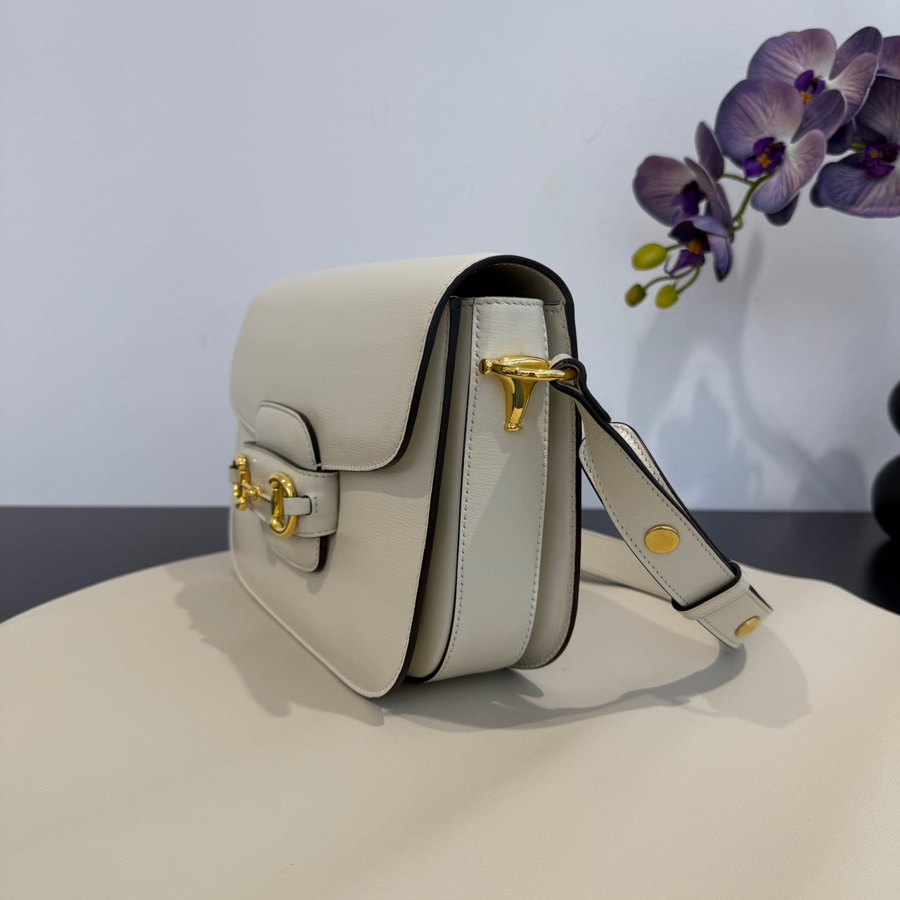 Gucci - Horsebit 1955 Messenger Bag - Textured leather - White with black trim - (medium)